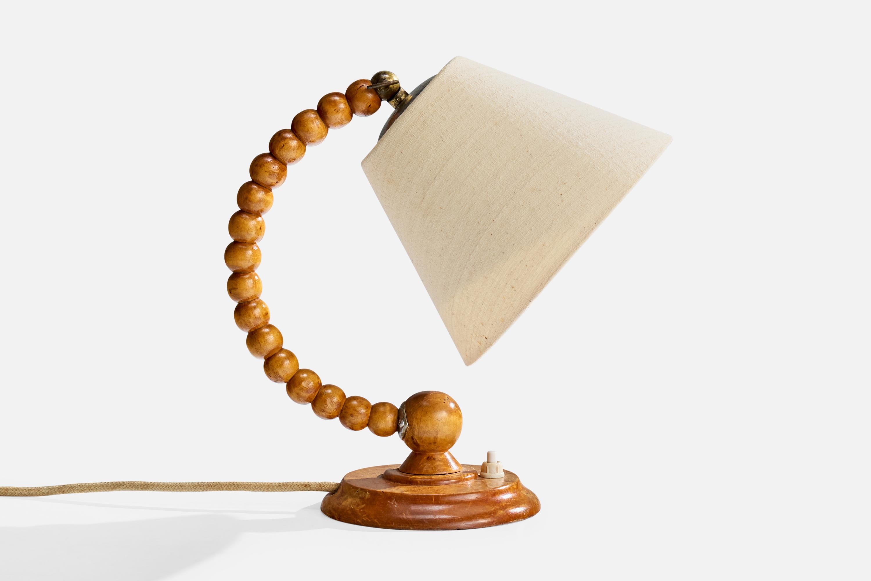 Lampada da tavolo regolabile in betulla, metallo e tessuto bianco crema, disegnata e prodotta in Svezia, datata 1949.

Usura coerente con l'età e l'uso

Il paralume è regolabile; misurare come mostrato

Dimensioni complessive (pollici): 11,0 