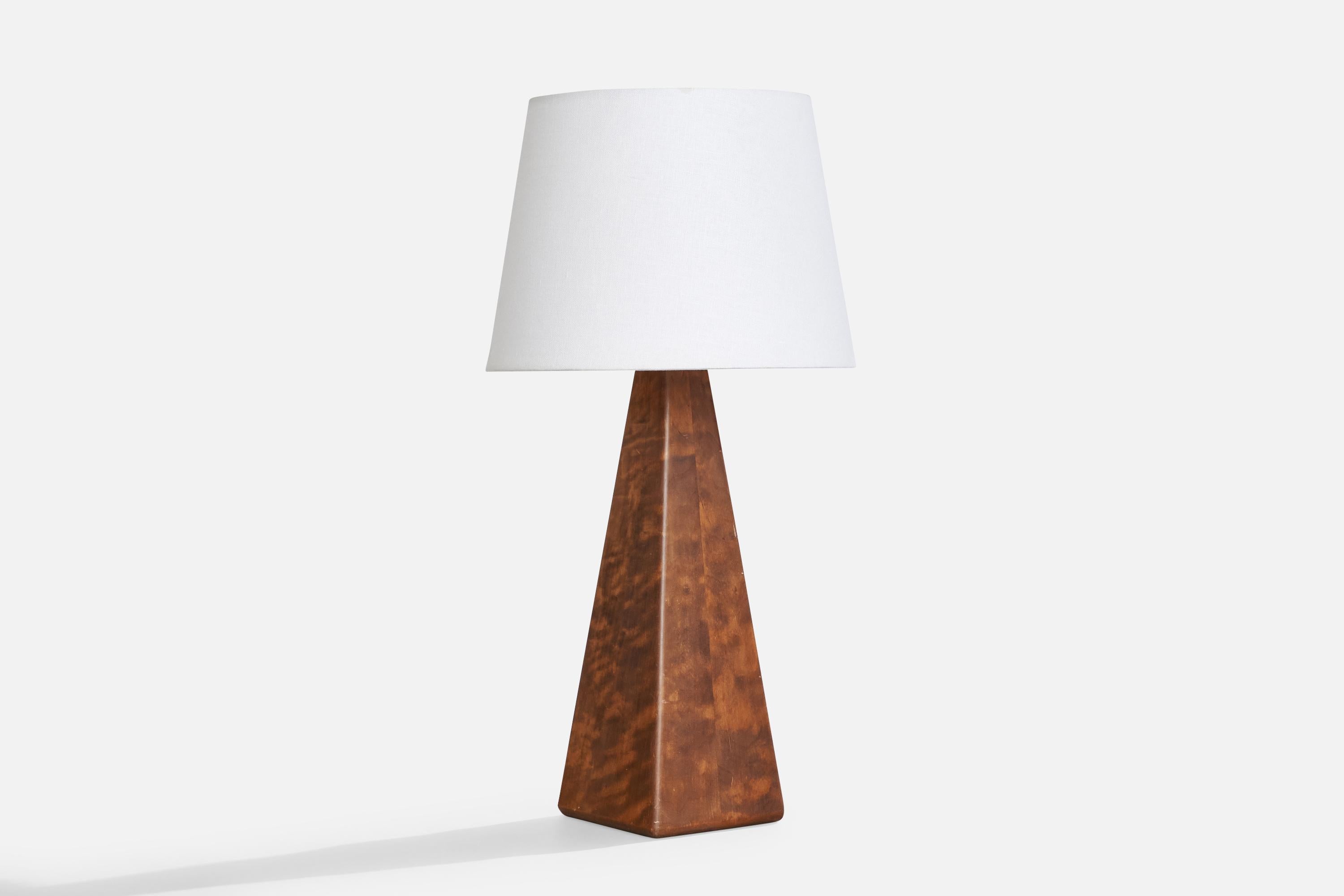Lampe de table en bouleau teinté, conçue et produite en Suède, c. années 1960.

Dimensions de la lampe (pouces) : 17.9