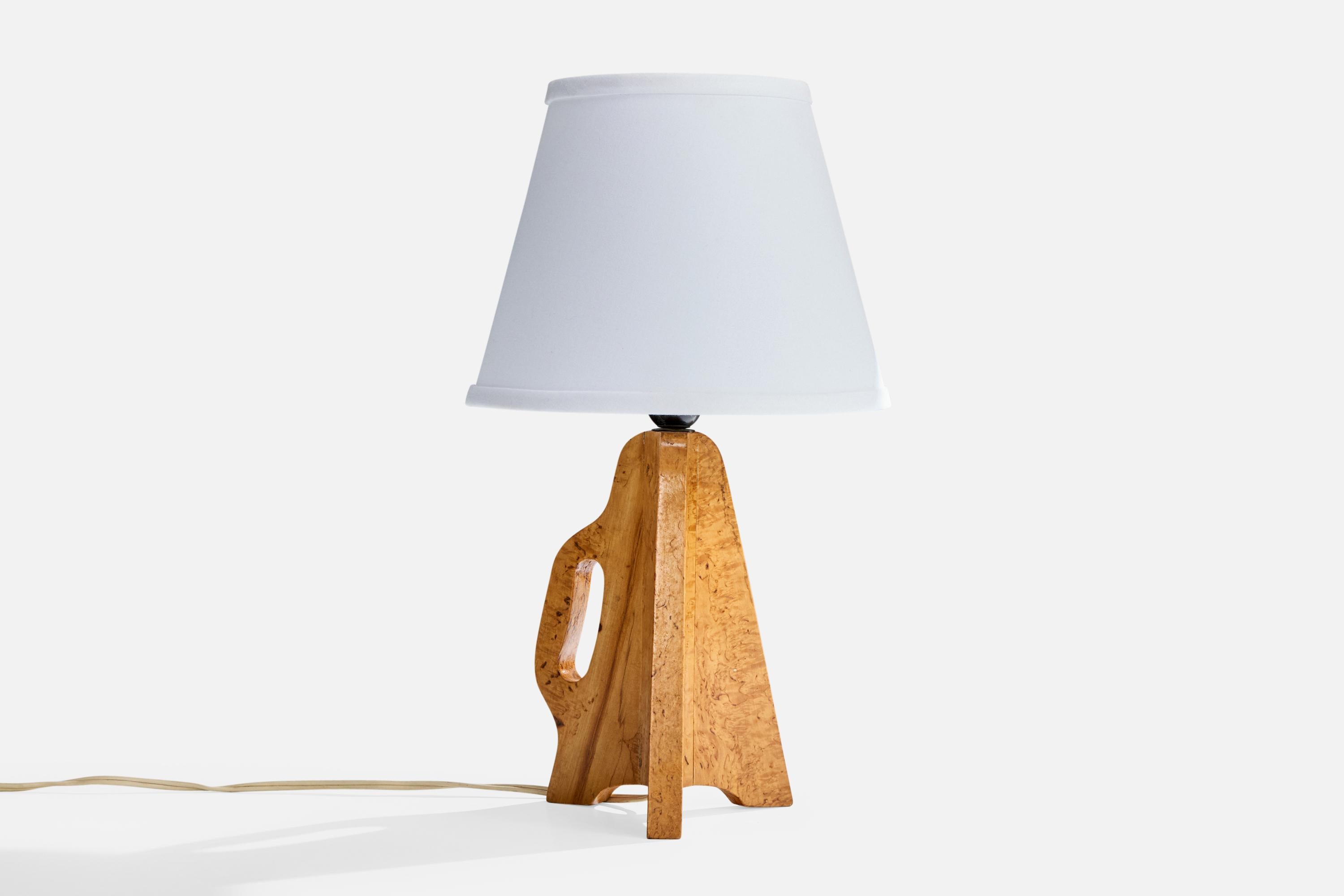 Lámpara de mesa de masur-abedul diseñada y fabricada en Suecia, c. 1960.

Desgaste de la madera acorde con la edad y el uso

Dimensiones de la pantalla (pulgadas): 6 Diámetro superior x 10