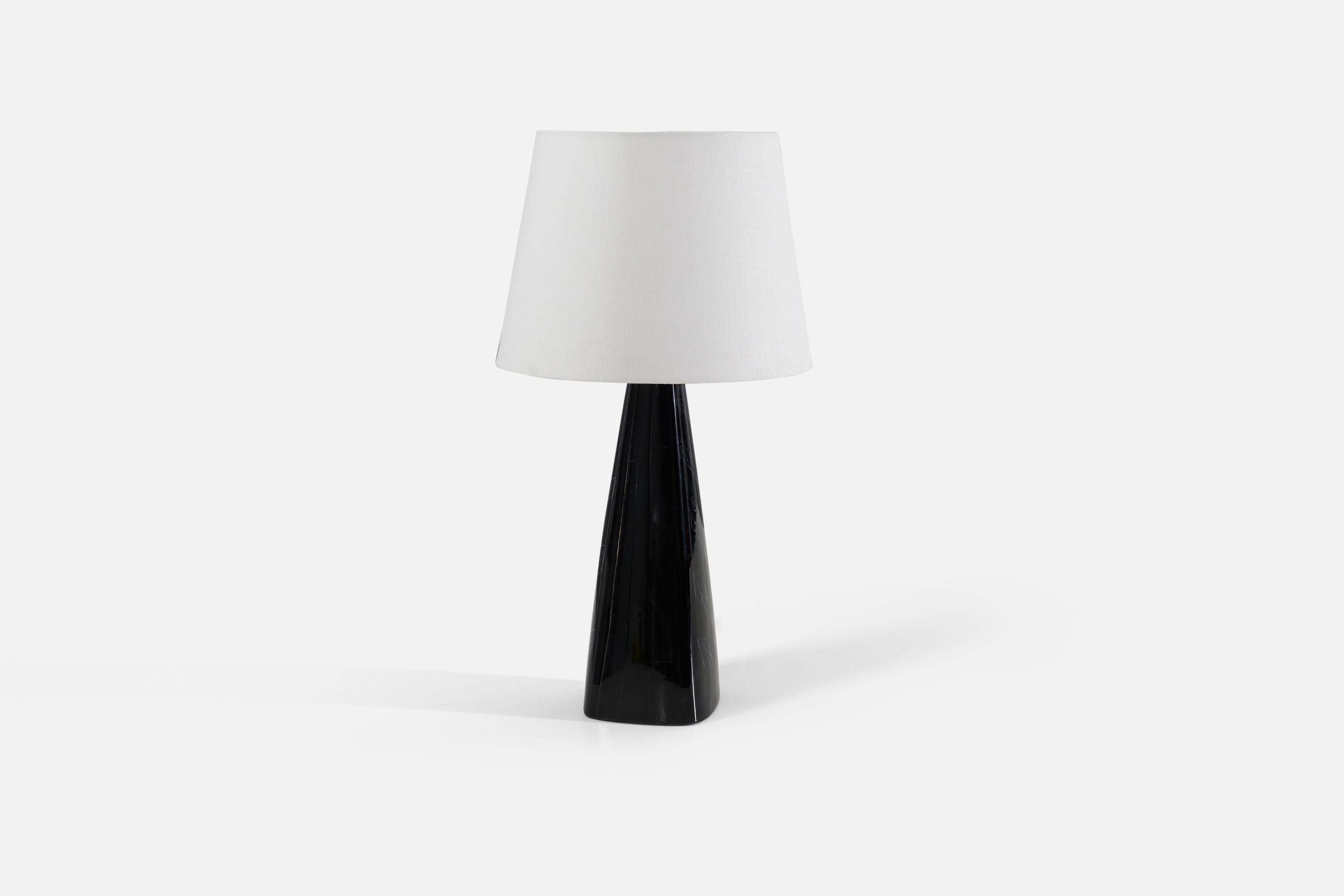 Lampe de table en céramique émaillée bleue, conçue et produite en Suède, années 1960. Décoration incisée.

Les mesures indiquées sont celles de la lampe.
Abat-jour : 9 x 12 x 9
Lampe avec abat-jour : 22,5 x 12 x 12.