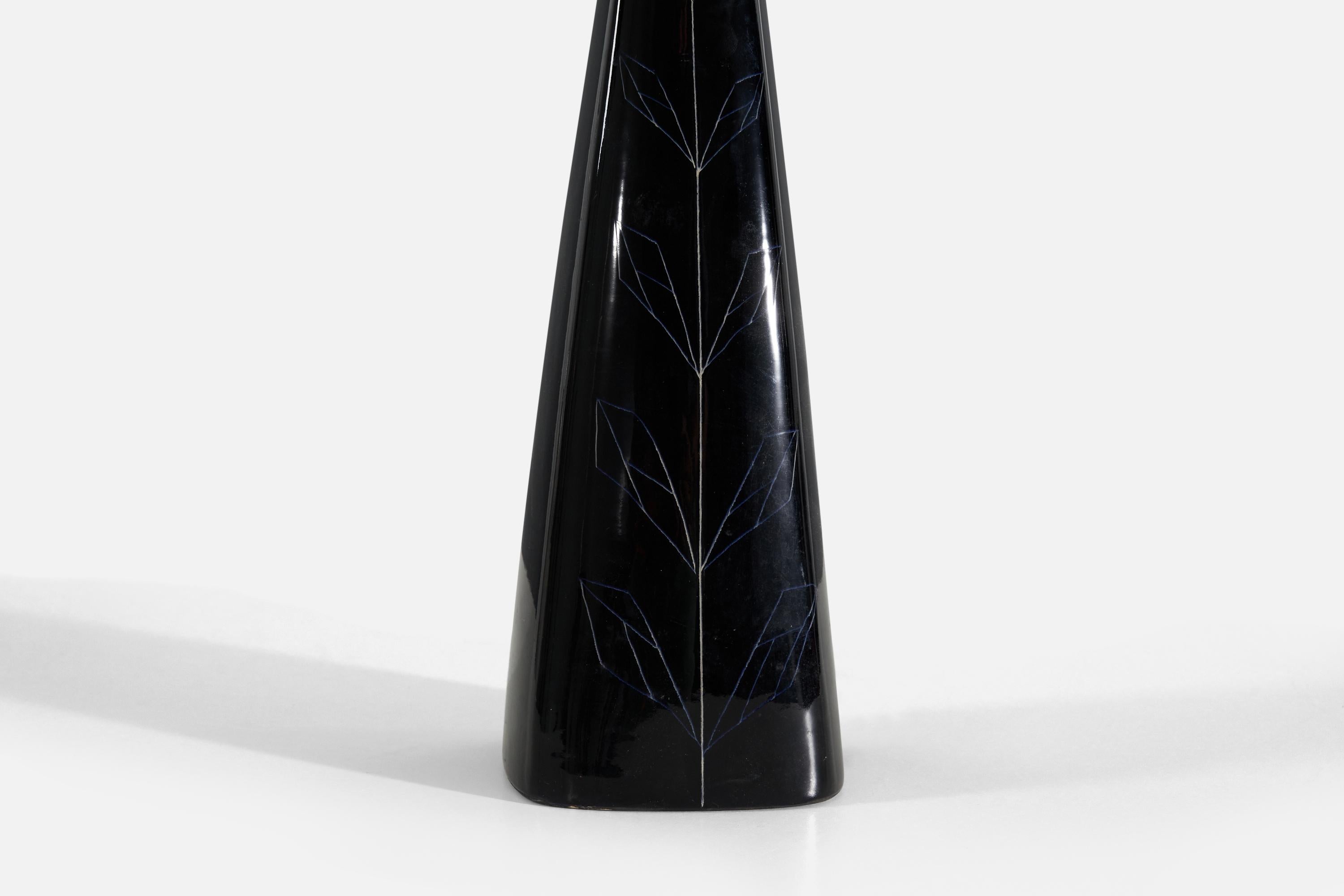 Schwedische Designerin, Tischlampe, schwarz glasierte, eingeschnittene Keramik, Schweden, 1960er Jahre im Angebot 1
