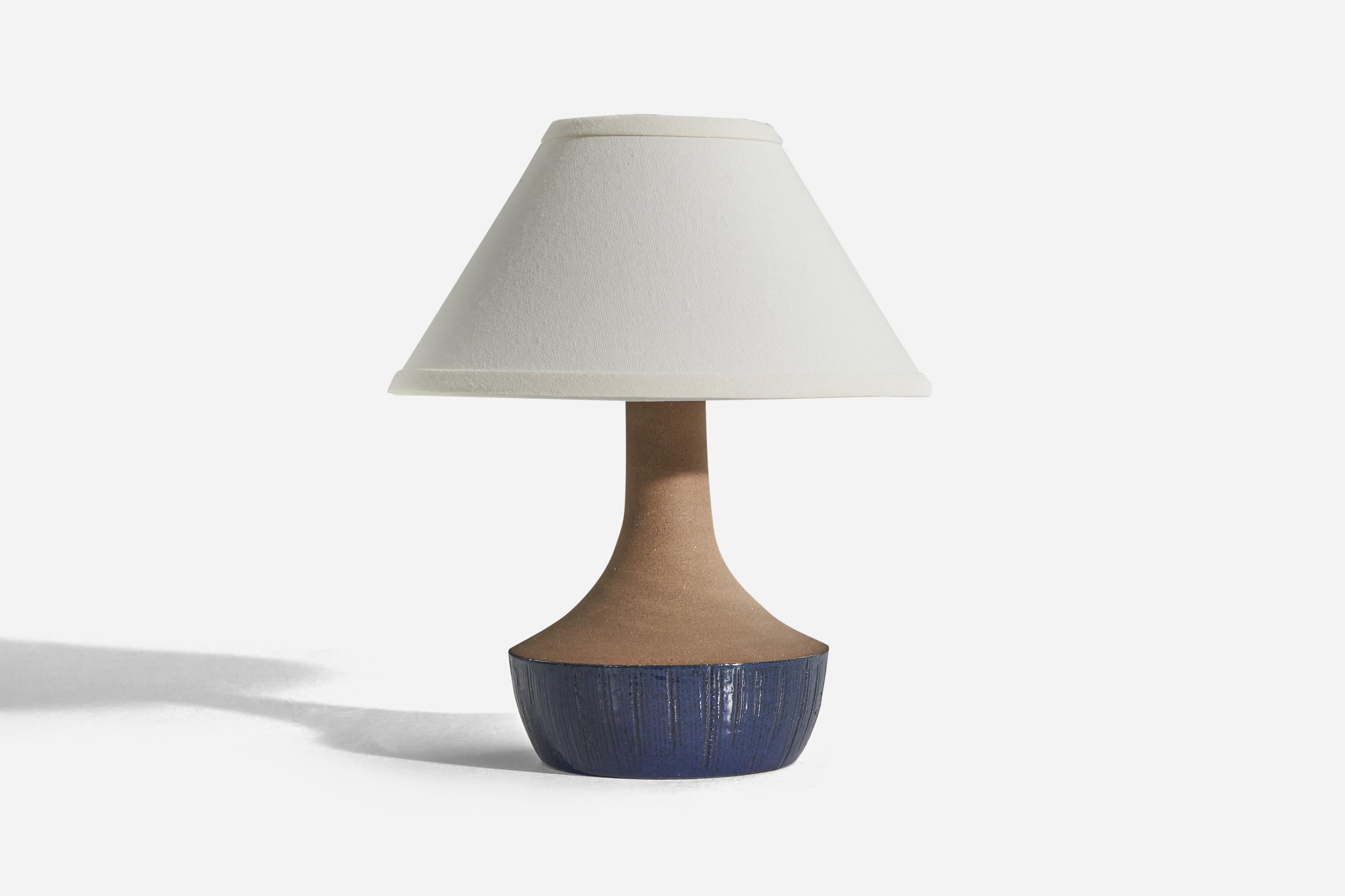 Une lampe de table en grès bleu et brun conçue et produite en Suède, vers les années 1960.

Vendu sans abat-jour. 
Dimensions de la lampe (pouces) : 10.37 x 6,37 x 6,37 (H x L x P)
Dimensions de l'abat-jour (pouces) : 4.25 x 10,25 x 6 (T x B x