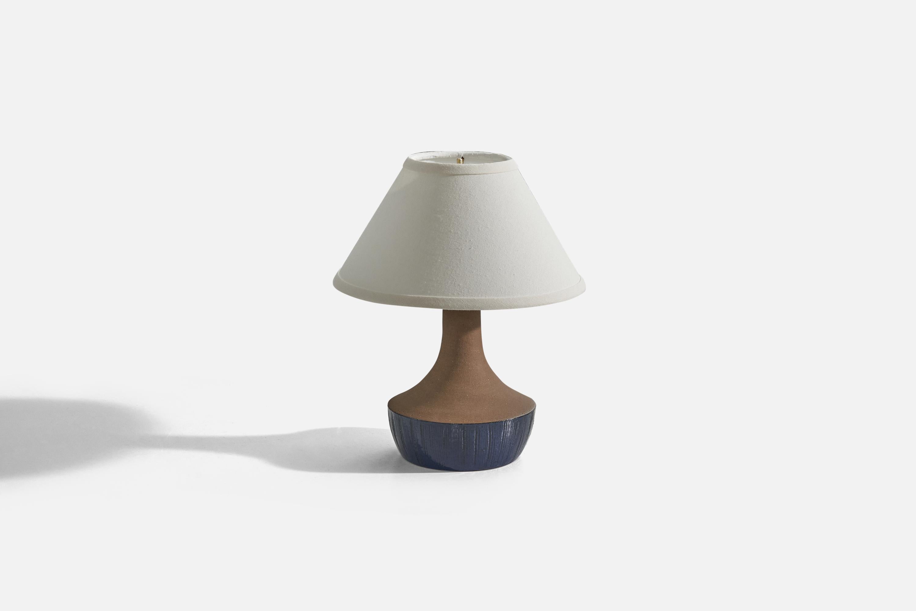 Mid-Century Modern Designer suédois, lampe de bureau, grès bleu et marron, Suède, années 1960 en vente
