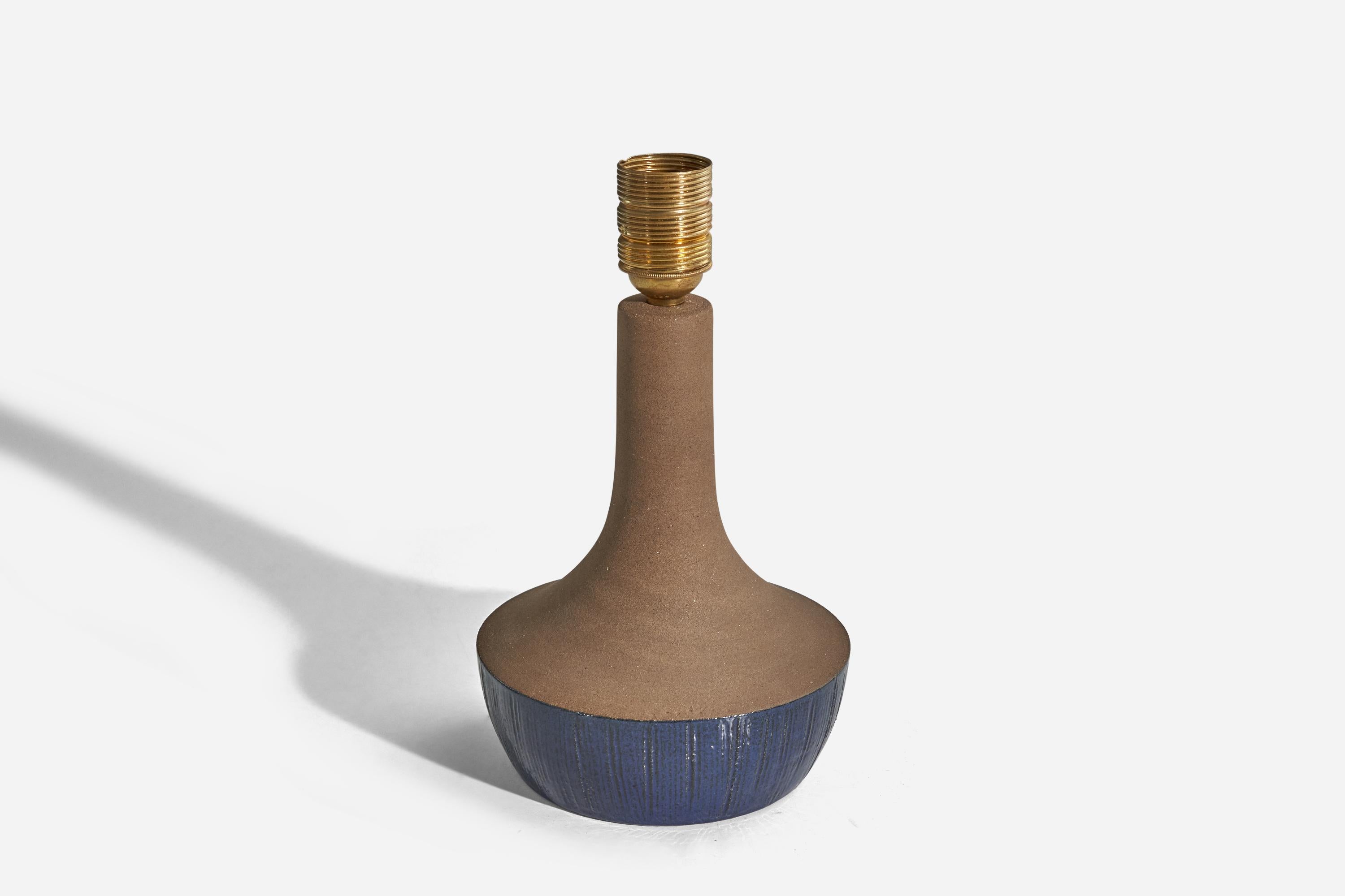 Designer suédois, lampe de bureau, grès bleu et marron, Suède, années 1960 Bon état - En vente à High Point, NC