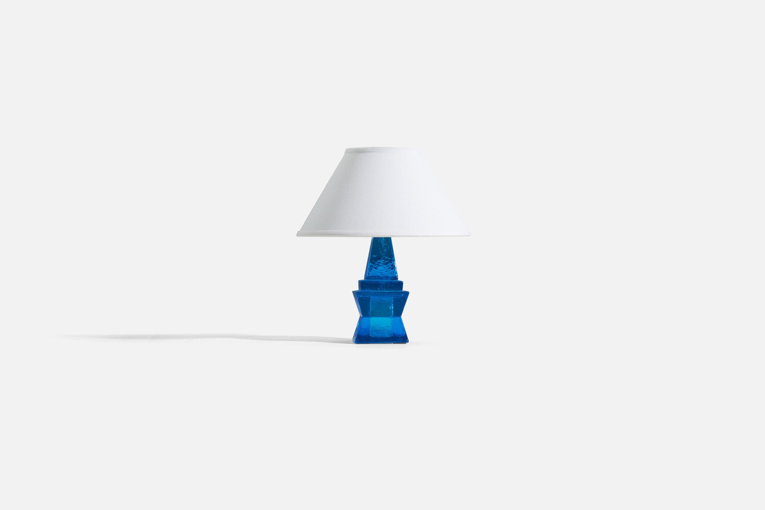 Une lampe de table en verre bleu conçue et produite en Suède, vers les années 1960.

Les mesures indiquées sont celles de la lampe elle-même. Vendu sans abat-jour.

Pour référence :
Dimensions de l'abat-jour : 5 x 12,25 x 7,25 - (T x B x