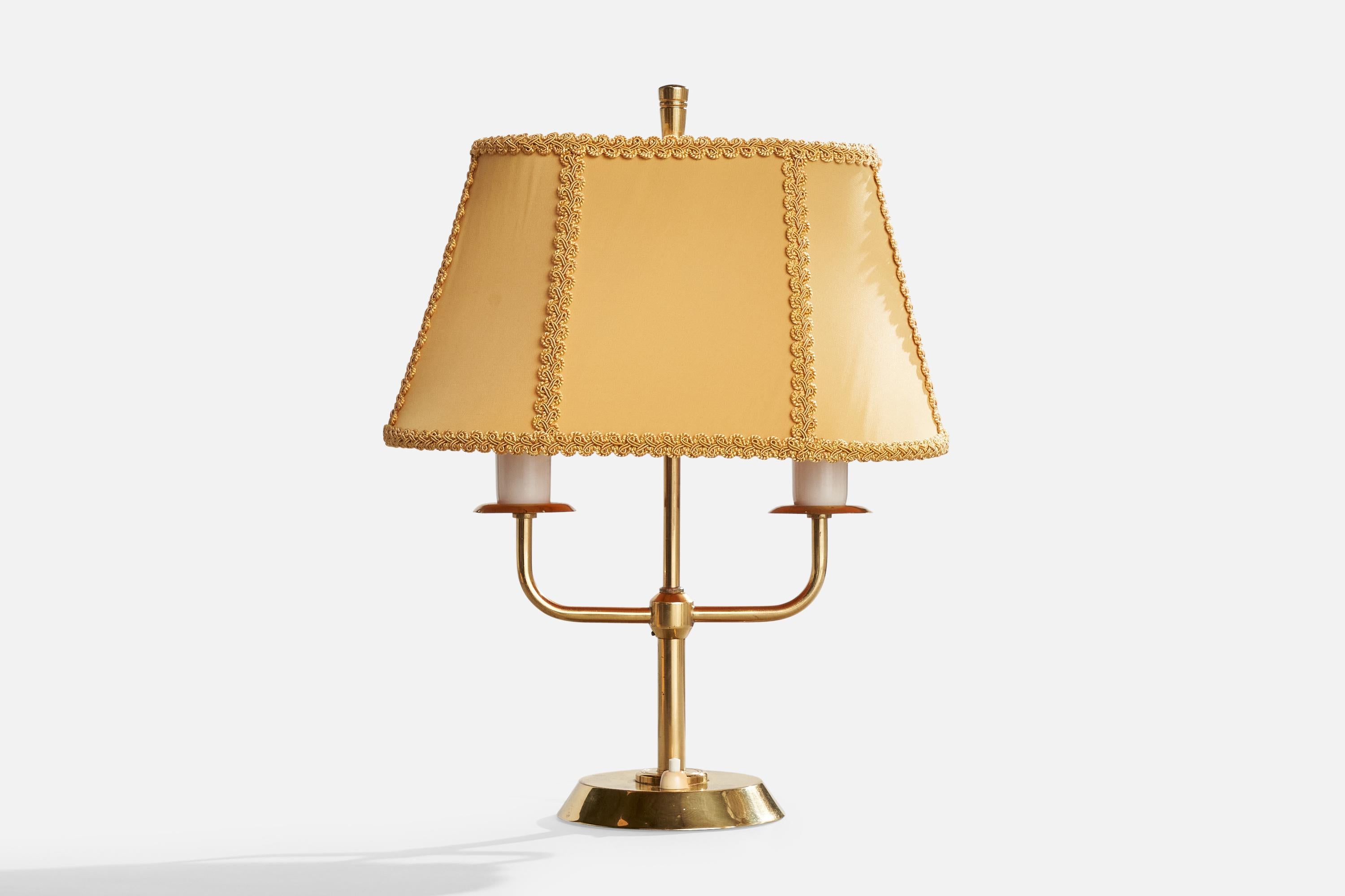 Lámpara de sobremesa de latón, baquelita y tela amarilla, diseñada y fabricada en Suecia, c. década de 1940.

Dimensiones de la lámpara con pantalla (pulgadas): 16