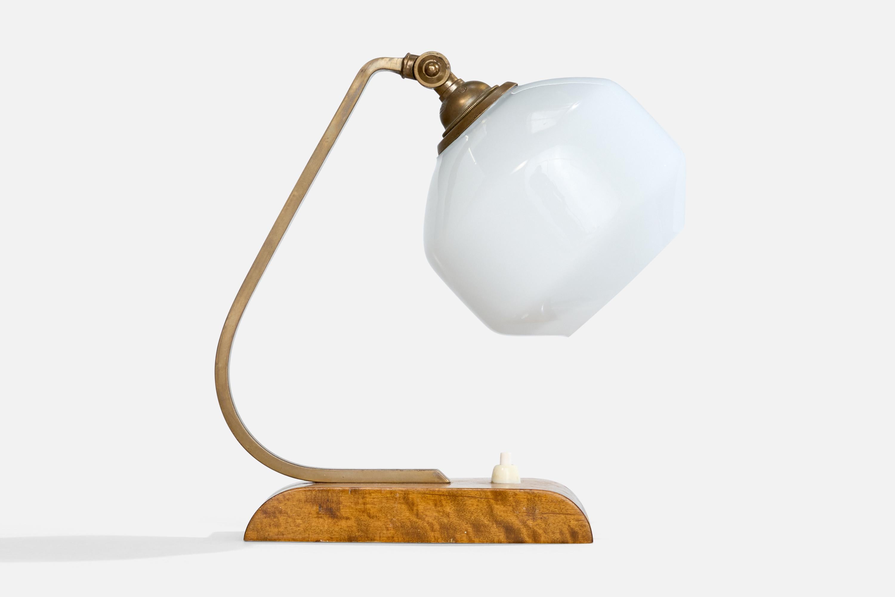 Lampe de table en laiton, bouleau et verre opalin blanc, conçue et produite en Suède, c.C. 1930.

Dimensions de la lampe avec abat-jour (pouces) : 9.875