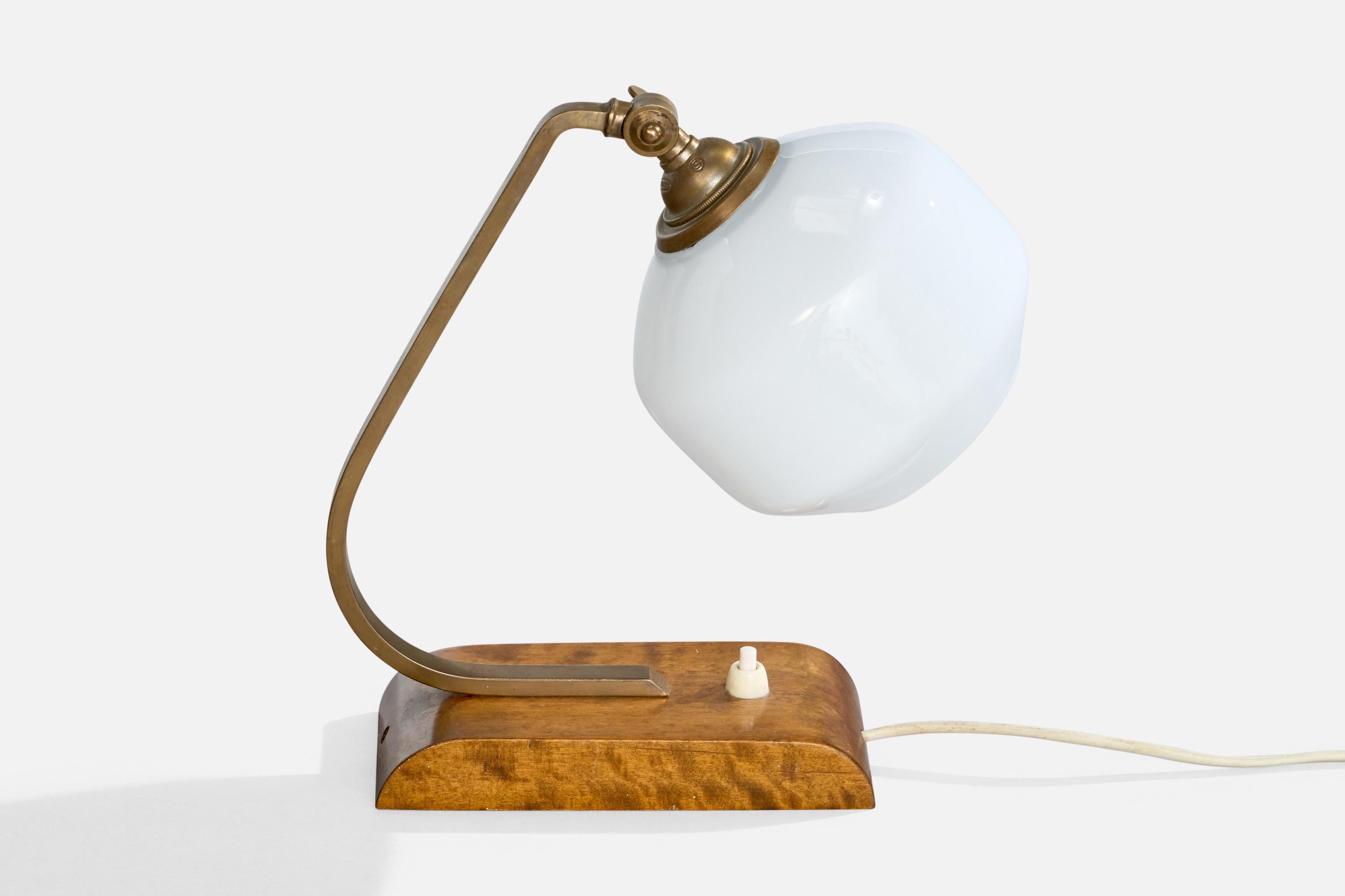 Scandinave moderne Designer suédois, lampe de bureau, laiton, bouleau, verre, Suède, années 1930 en vente