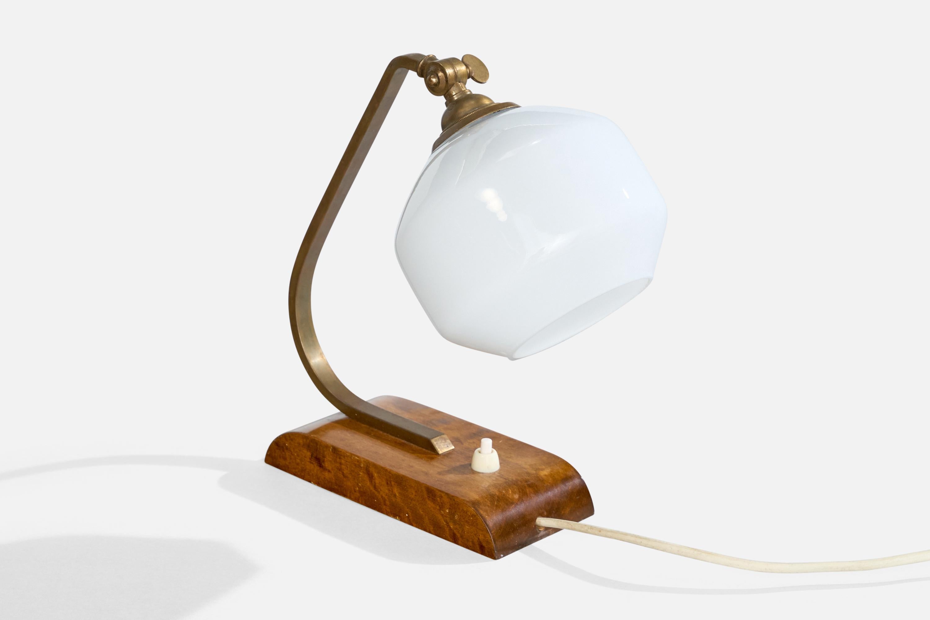 Suédois Designer suédois, lampe de bureau, laiton, bouleau, verre, Suède, années 1930 en vente