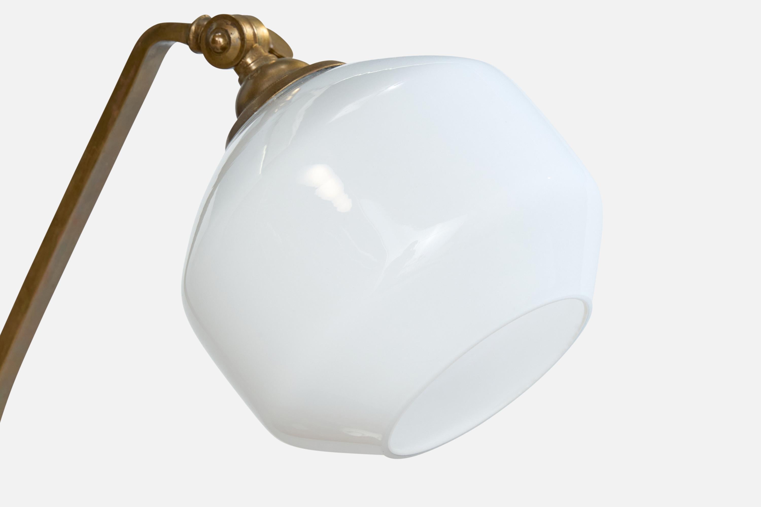 Designer suédois, lampe de bureau, laiton, bouleau, verre, Suède, années 1930 Bon état - En vente à High Point, NC