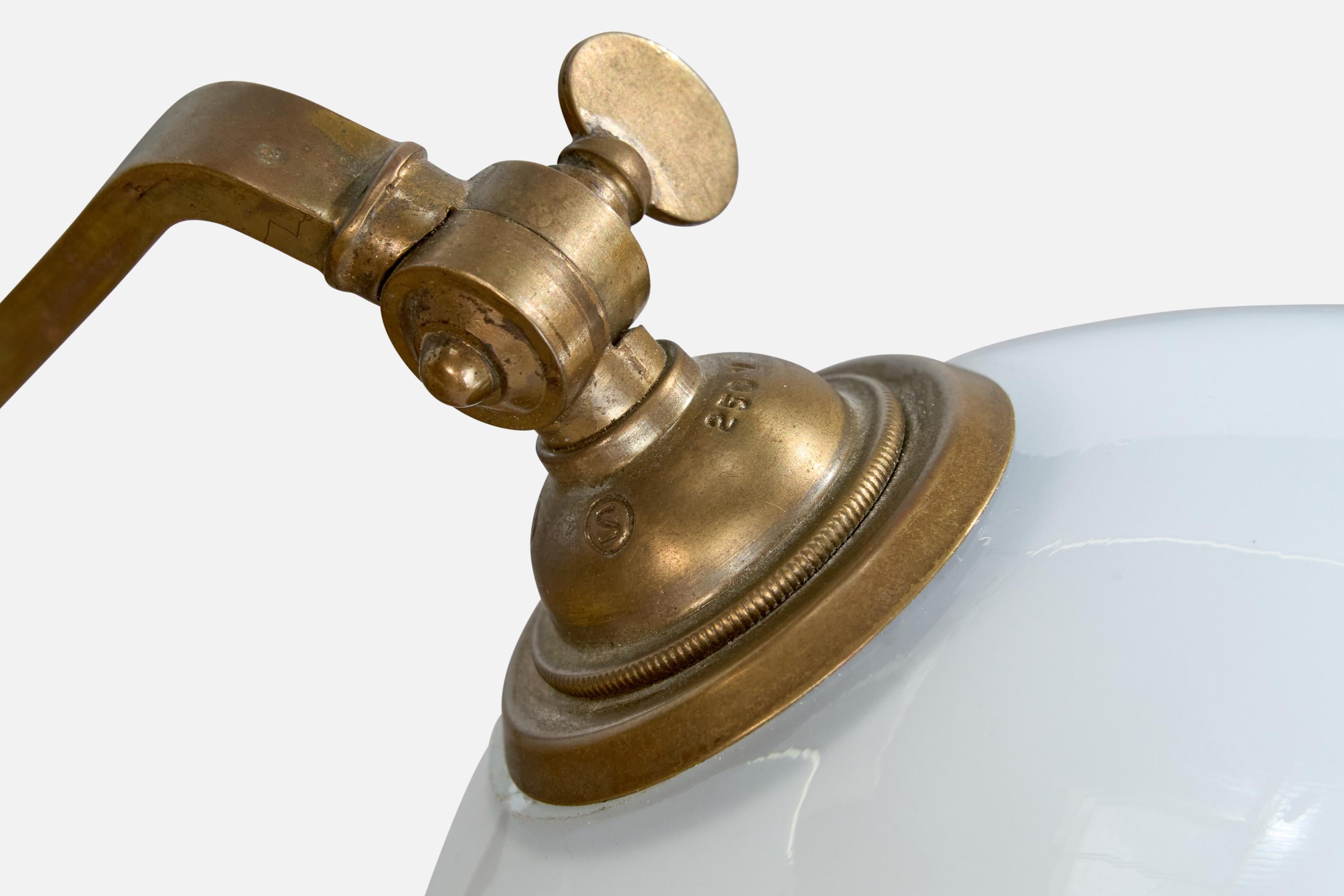 Milieu du XXe siècle Designer suédois, lampe de bureau, laiton, bouleau, verre, Suède, années 1930 en vente