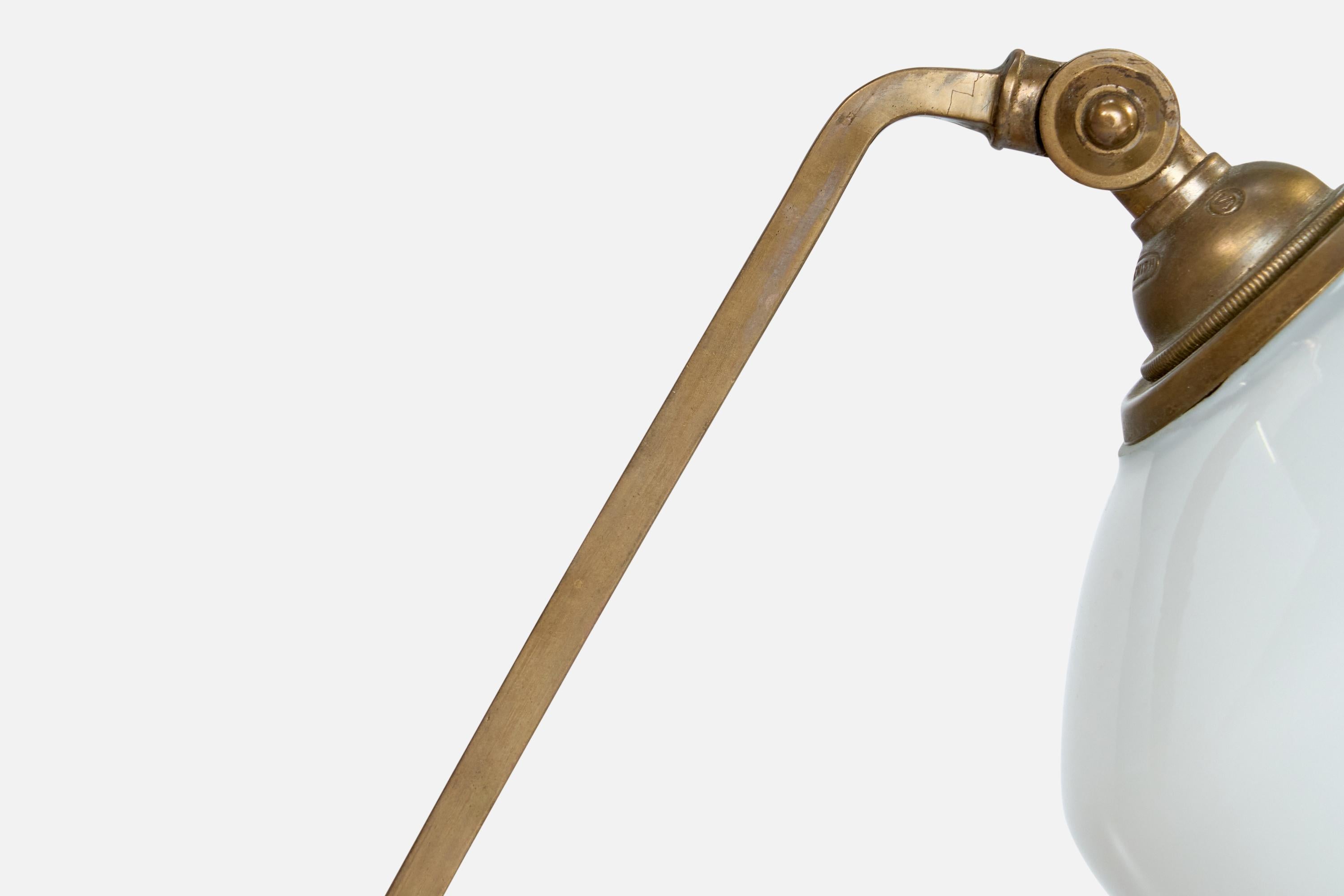 Laiton Designer suédois, lampe de bureau, laiton, bouleau, verre, Suède, années 1930 en vente