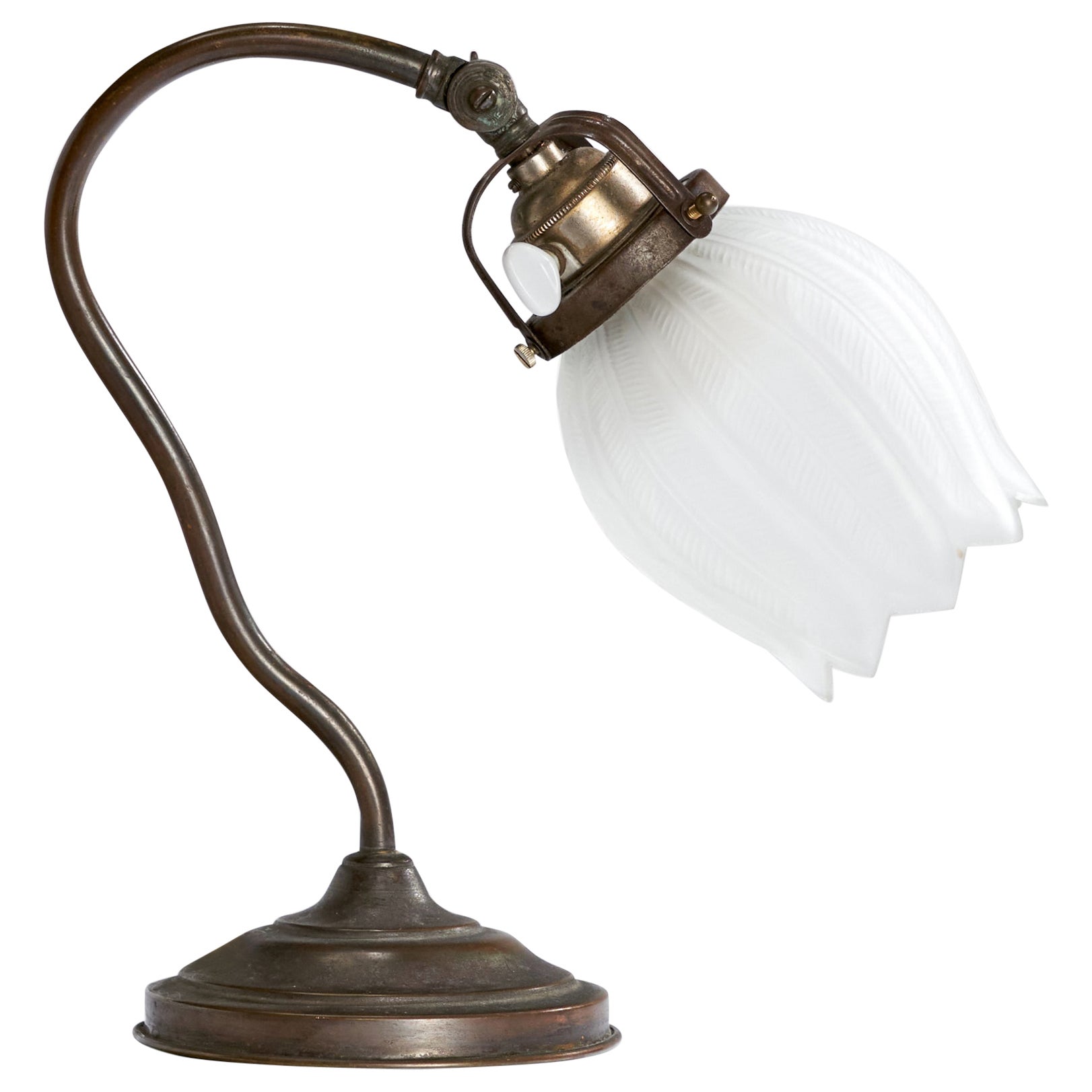 Designer suédois, lampe de bureau, laiton, cuivre, verre, Suède années 1920 en vente