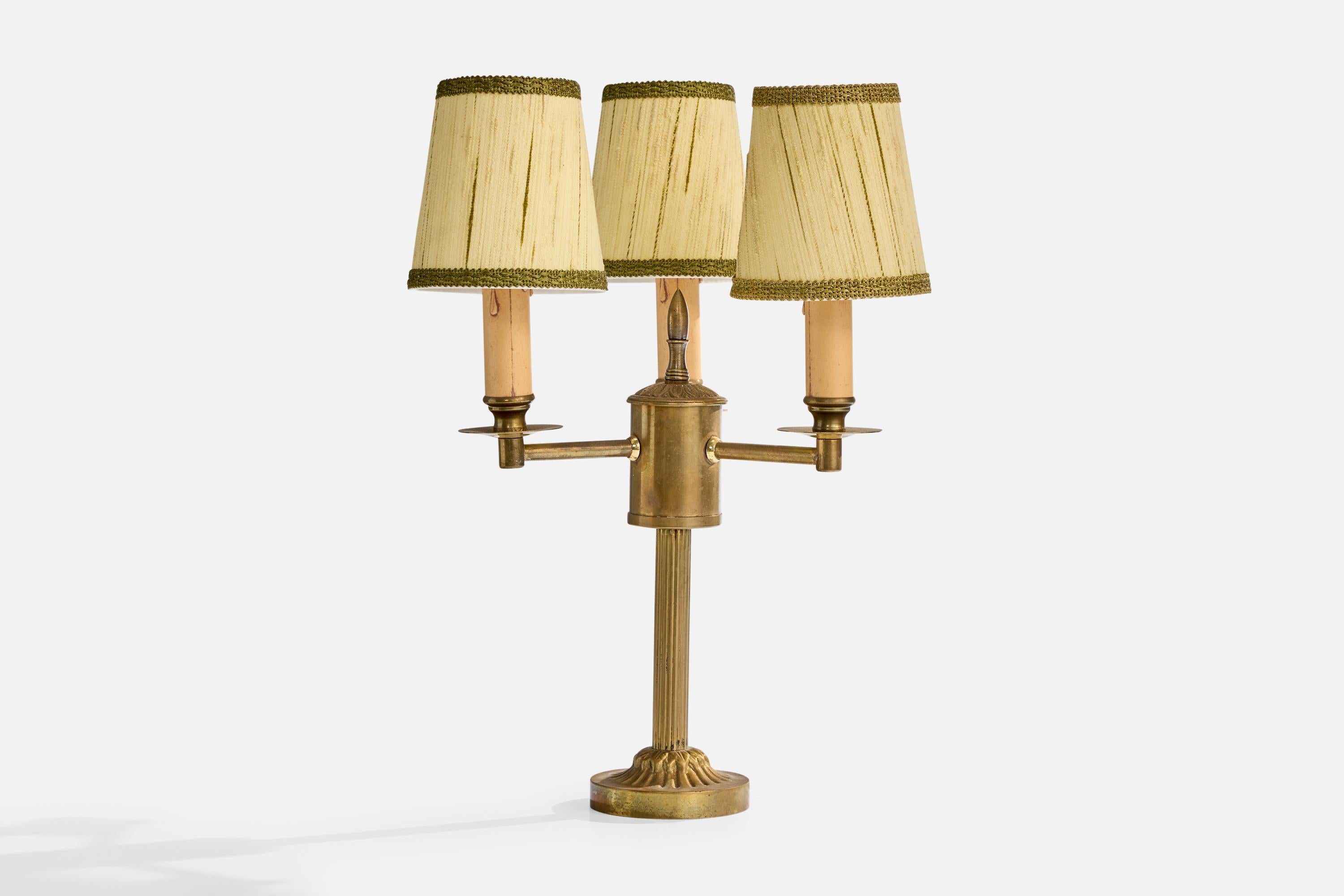 Tischlampe aus Messing, Bakelit und grün-beigem Stoff, entworfen und hergestellt in Schweden, ca. 1930er Jahre.

Oxidation auf Messing vorhanden

Vintage Lampenschirme in gutem Zustand

Abnutzung entsprechend dem Alter und dem