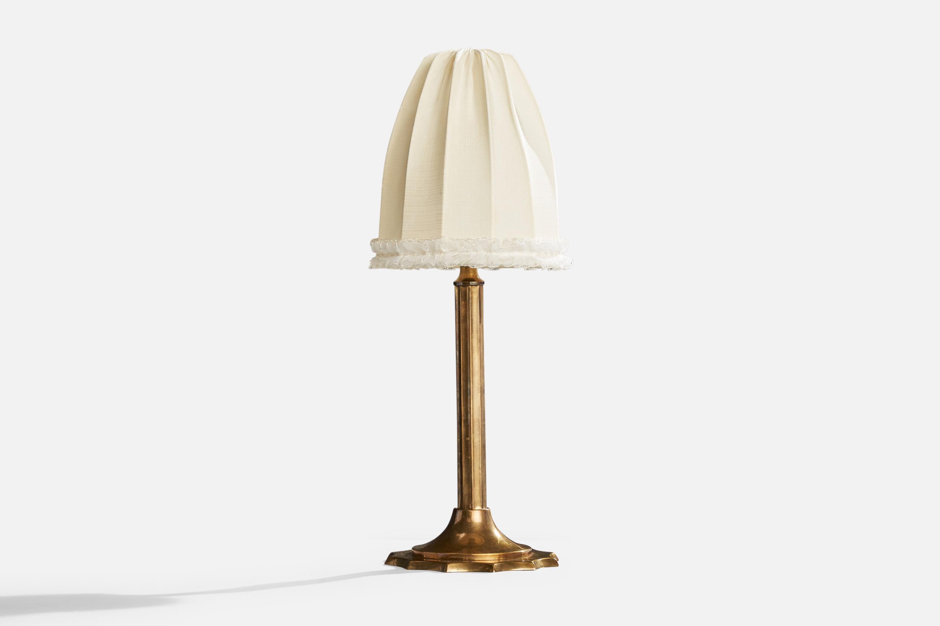 A brass and white fabric table lamp designed and produced in Sweden, c. 1920s.

Dimensions of Lamp with Shade (inches): 17.5“ H x 7“ Diameter

Bulb Specifications: E-26 STD

Number of Sockets (per fixture): 1

Sold with lampshade.

All lighting will