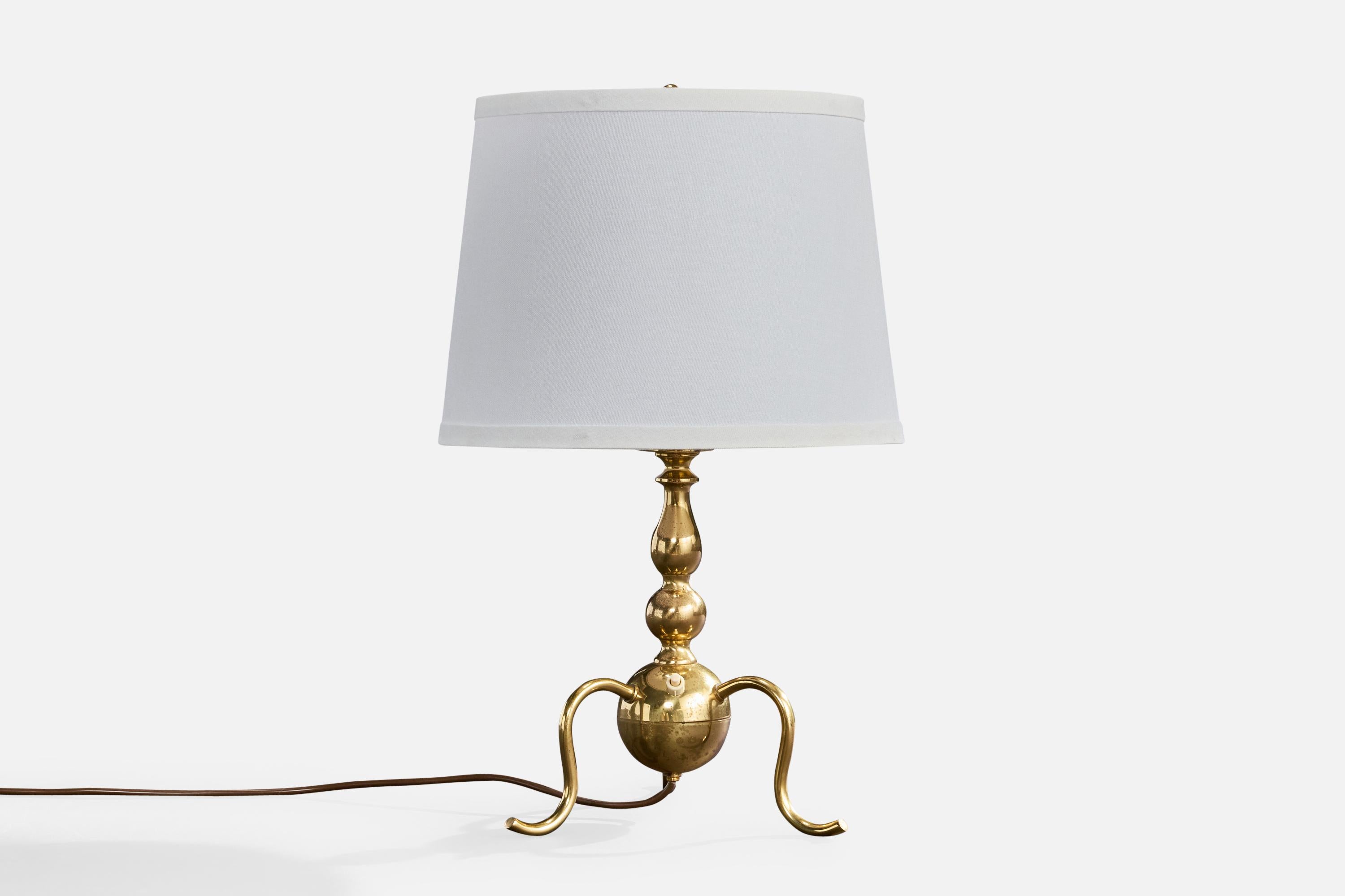 Lampe de table en laiton et tissu blanc, probablement conçue et produite en Suède, vers les années 1930.

Le laiton présente une légère oxydation due à l'âge et à l'utilisation.

Dimensions de la lampe avec abat-jour (pouces) : 19.5