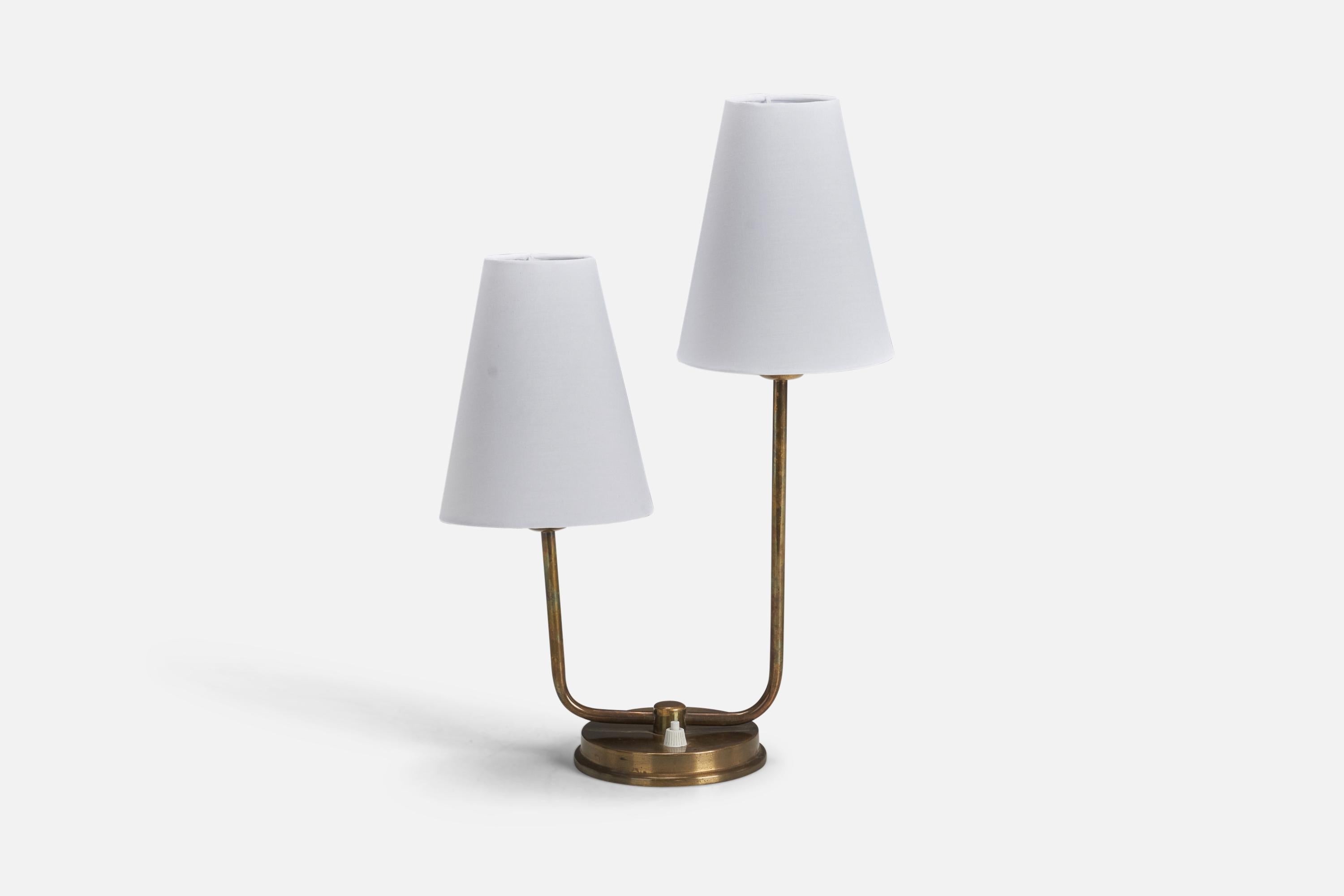 Lampe de table en laiton et tissu conçue et produite par un designer suédois, Suède, années 1940.

Dimensions de la lampe (pouces) : 12.5 x 8 x 5 (Hauteur x Largeur x Profondeur)
Dimensions de l'abat-jour (pouces) : 2.75 x 5.5 x 6.75 (Diamètre
