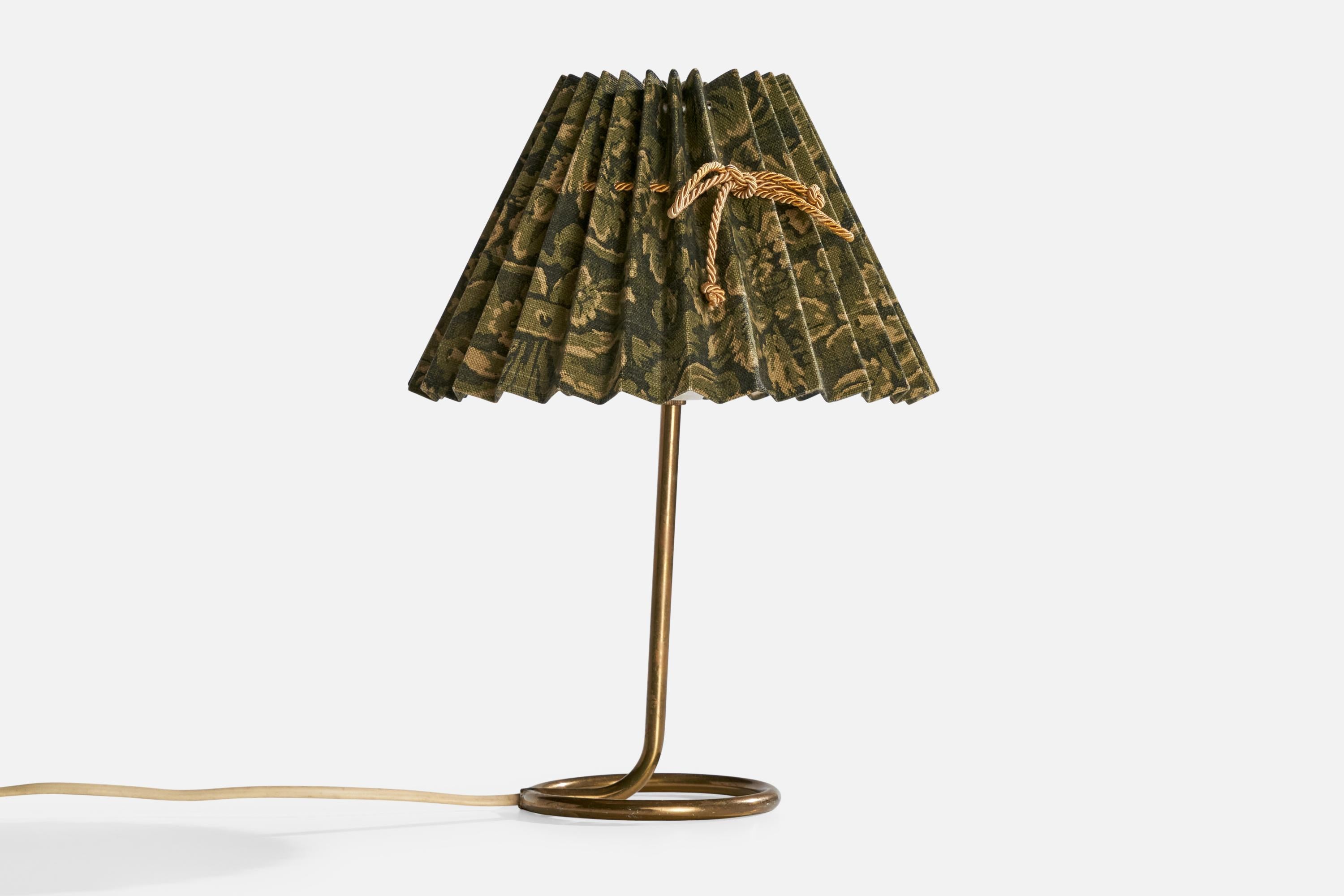 A brass and green fabric table lamp designed and produced in Sweden, c. 1950s

Dimensions of Lamp with Shade (inches):  13.25“ H x  9.875” Diameter

Bulb Specifications: E-26 Bulb

Number of Sockets (per fixture): 1

Sold with lampshade.

All