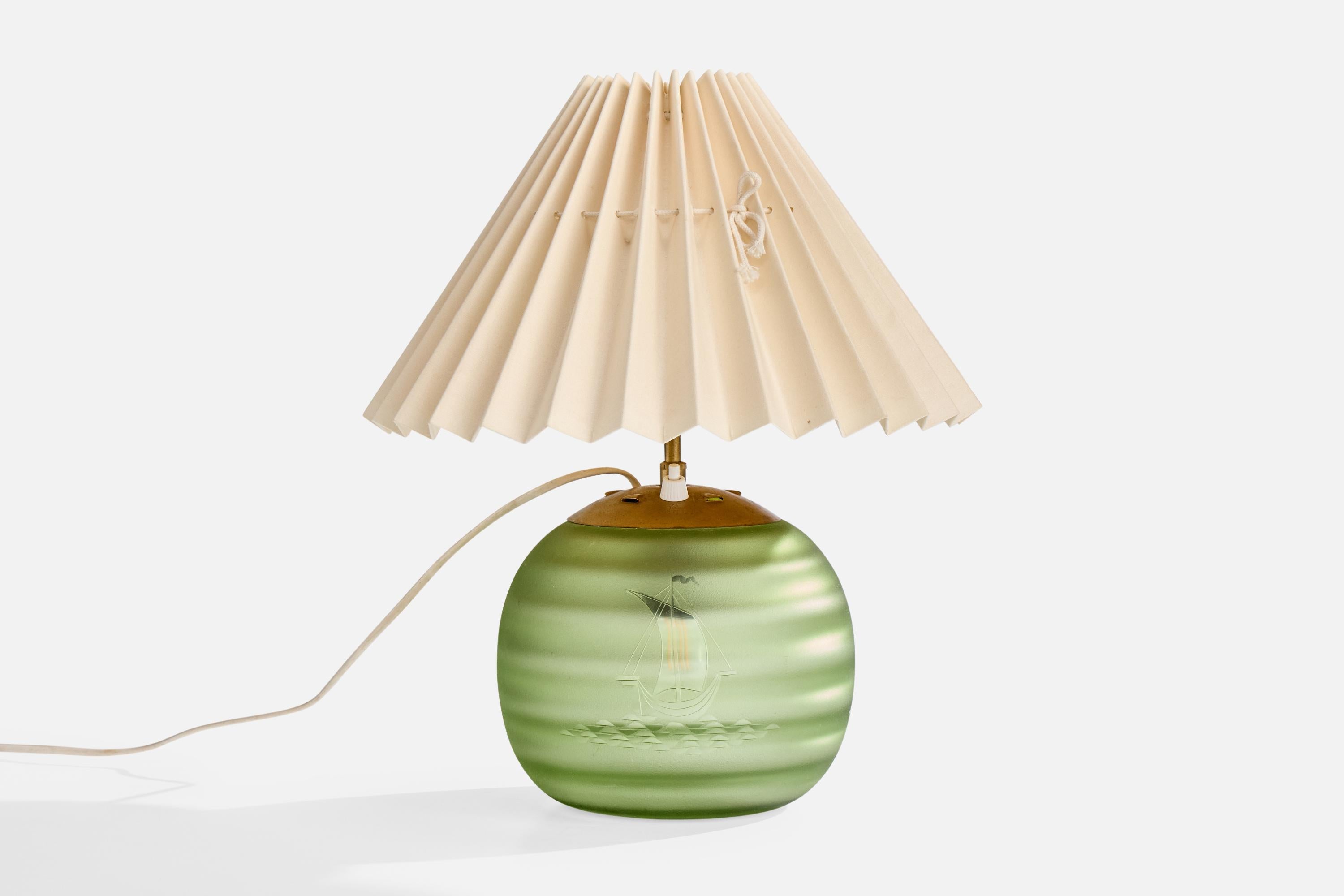 Lámpara de sobremesa de vidrio grabado de color verde, latón y tela blanquecina, diseñada y fabricada en Suecia, c. 1930.

Oxidación presente en el latón

Desgaste propio de la edad y el uso

Dimensiones totales (pulgadas): 15,5