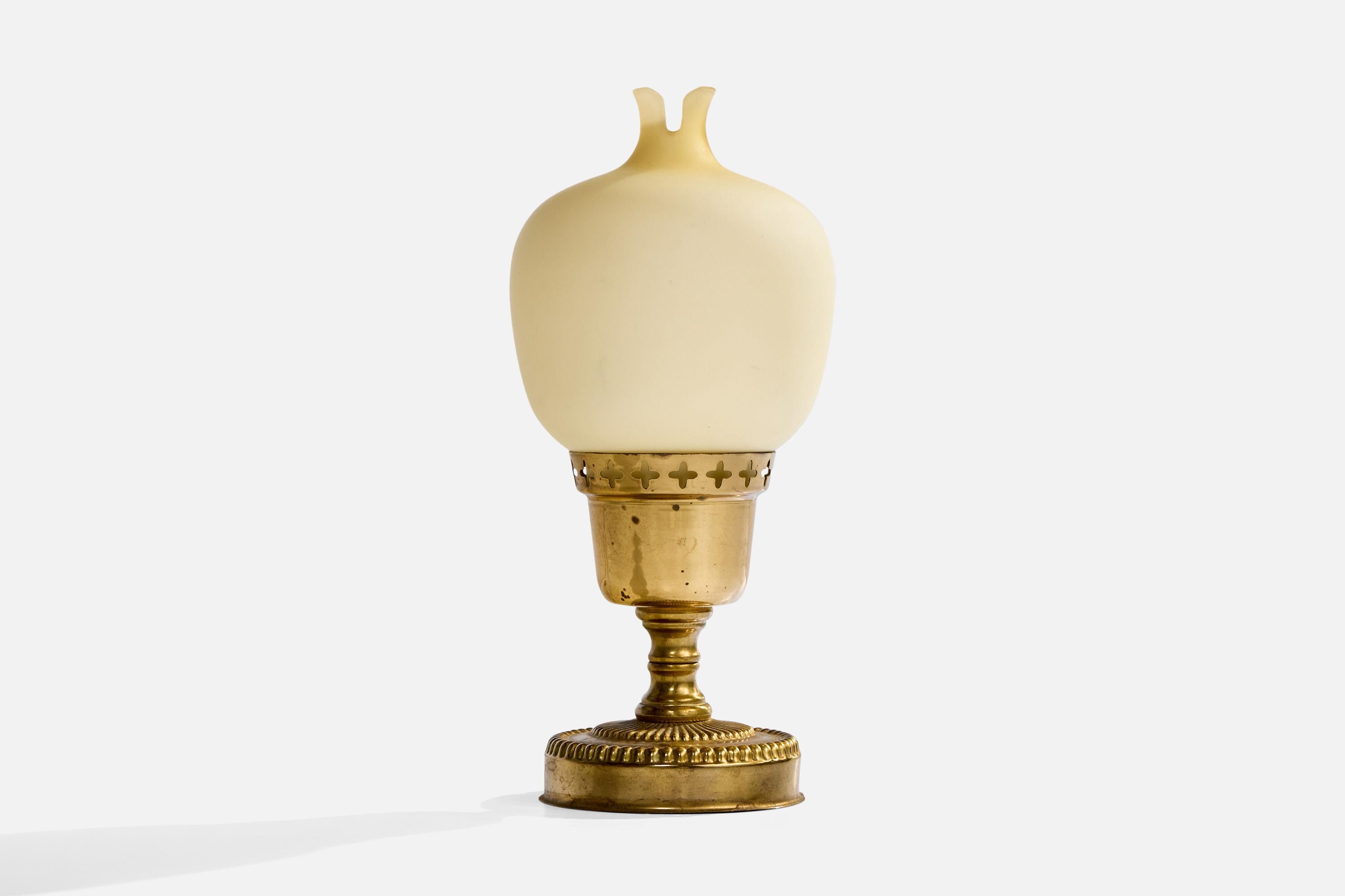 Lámpara de sobremesa de latón y cristal opalino amarillo, diseñada y fabricada en Suecia, c. década de 1940.

Dimensiones de la lámpara (pulgadas): 10,0 