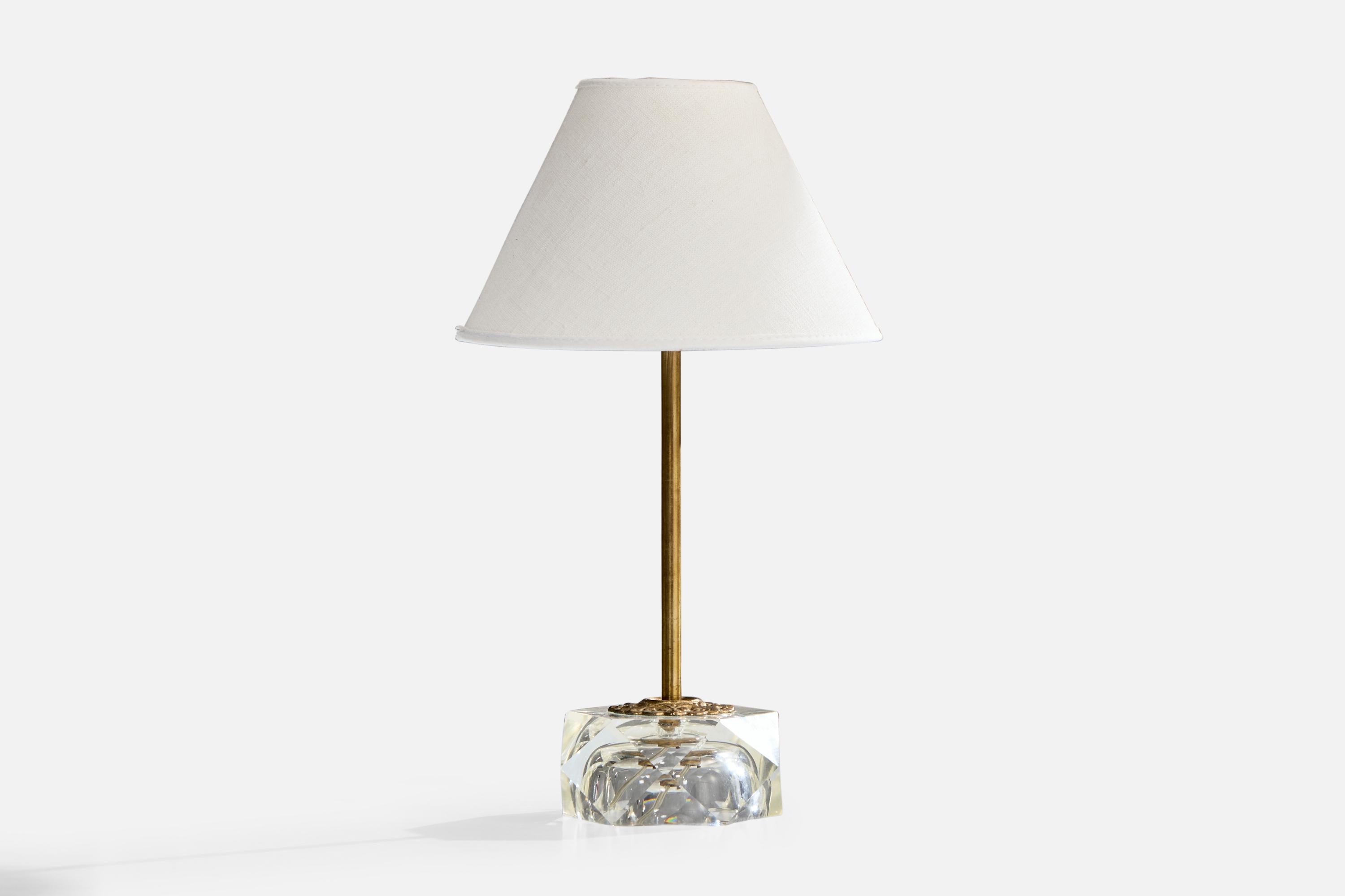 Lampe de table en laiton et en verre conçue et produite en Suède, c. 1940.

Dimensions de la lampe (pouces) : 11.25 
