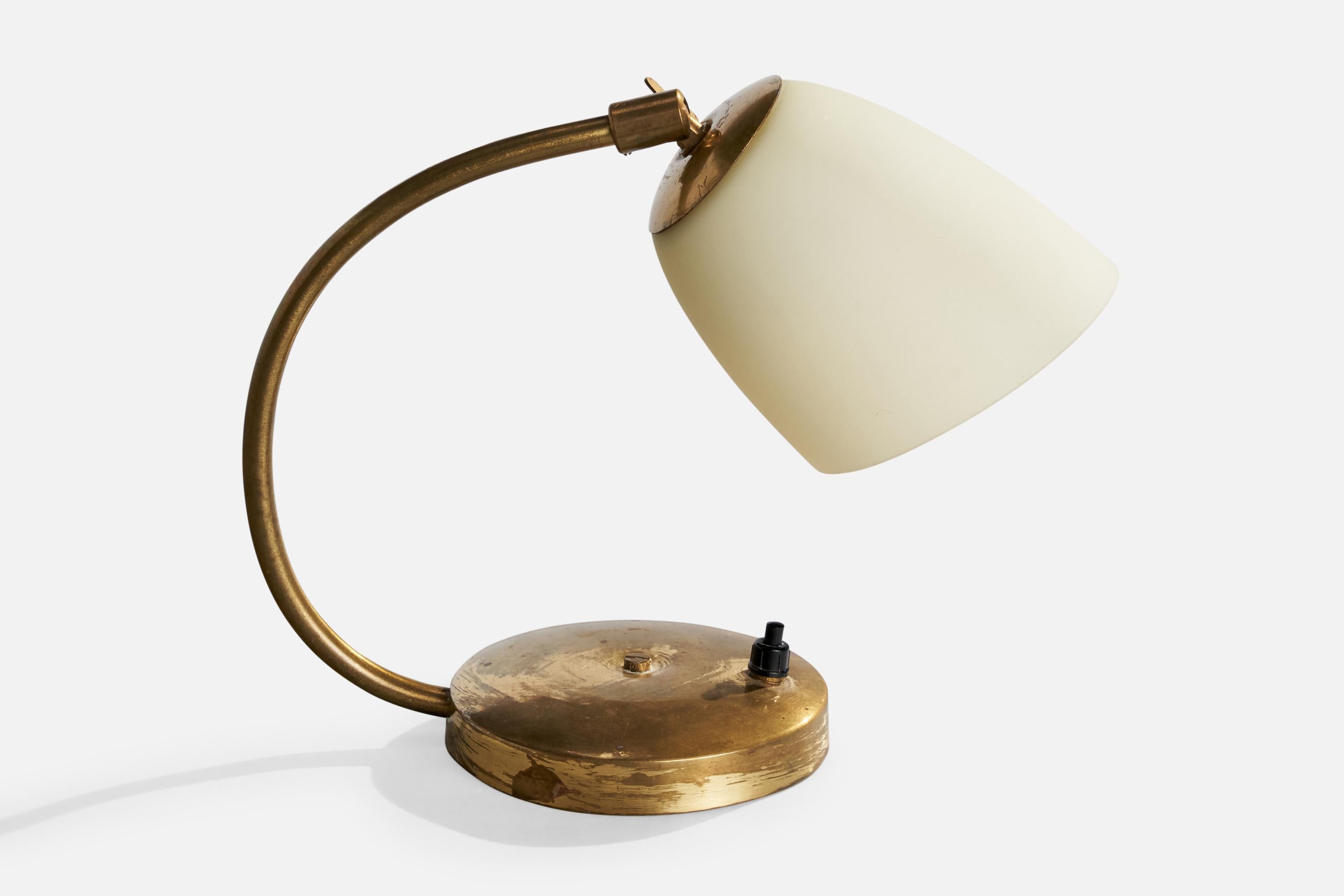 Suédois Designer suédois, lampe de bureau, laiton, verre, Suède, années 1940 en vente