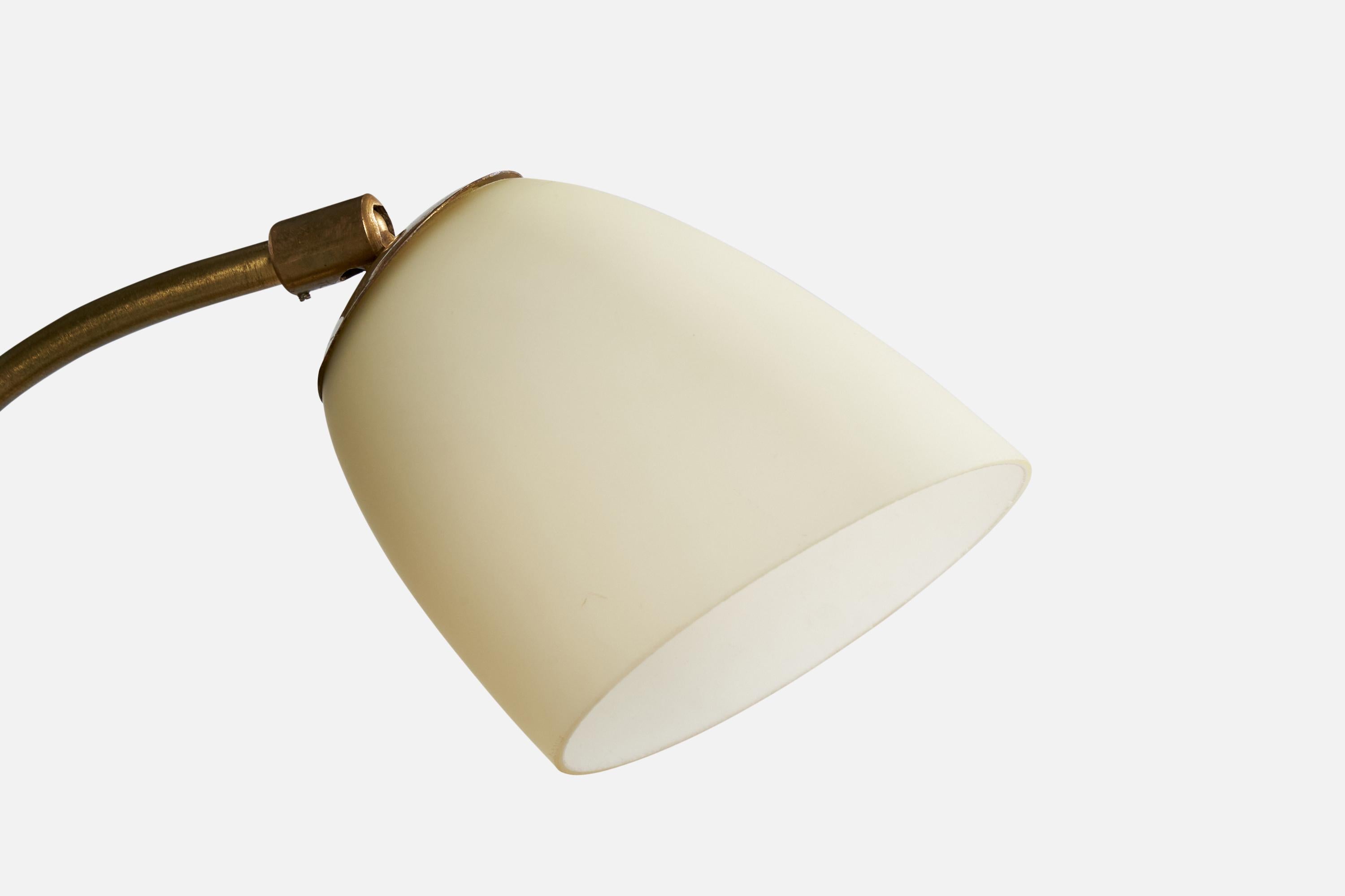 Designer suédois, lampe de bureau, laiton, verre, Suède, années 1940 Bon état - En vente à High Point, NC