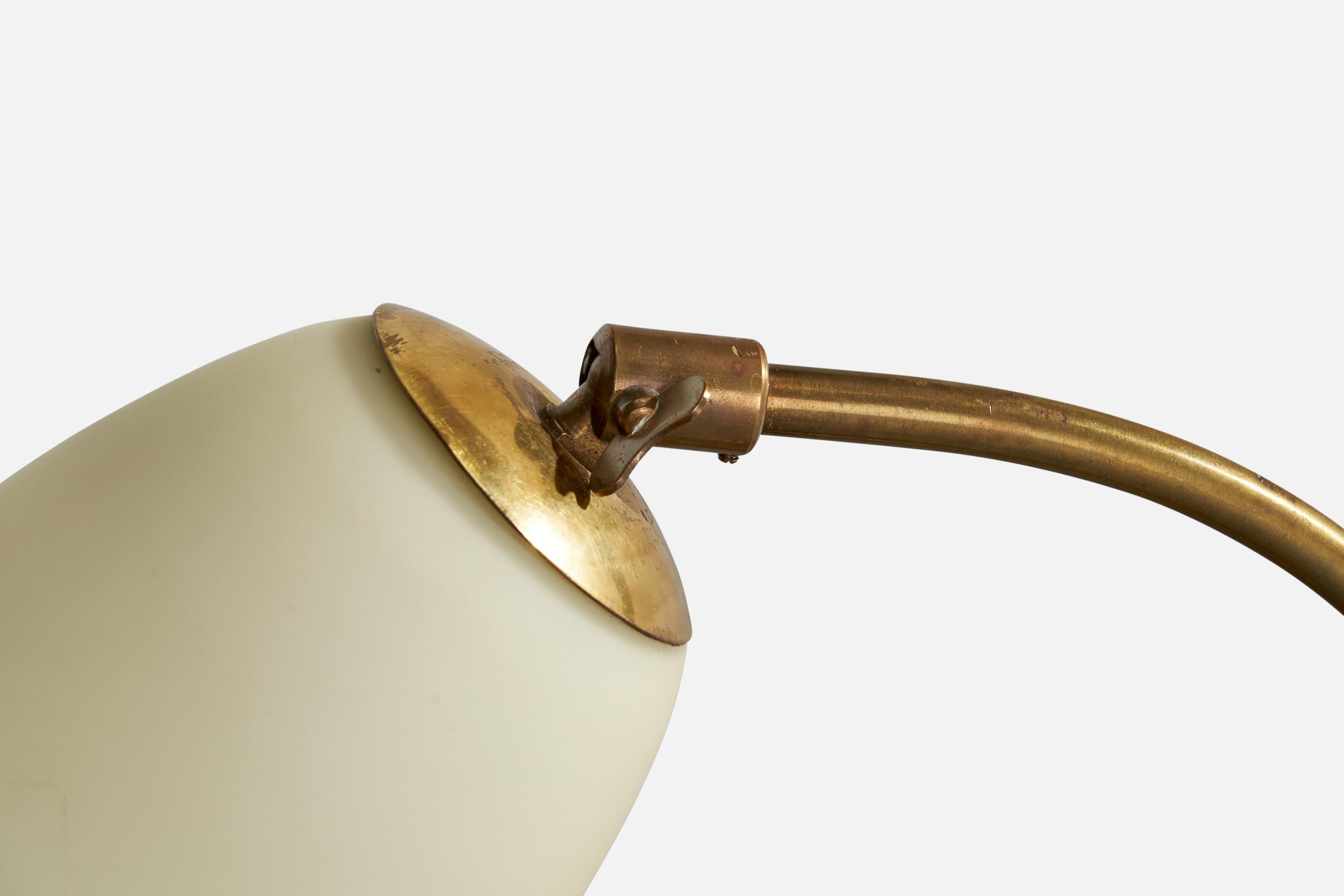Milieu du XXe siècle Designer suédois, lampe de bureau, laiton, verre, Suède, années 1940 en vente