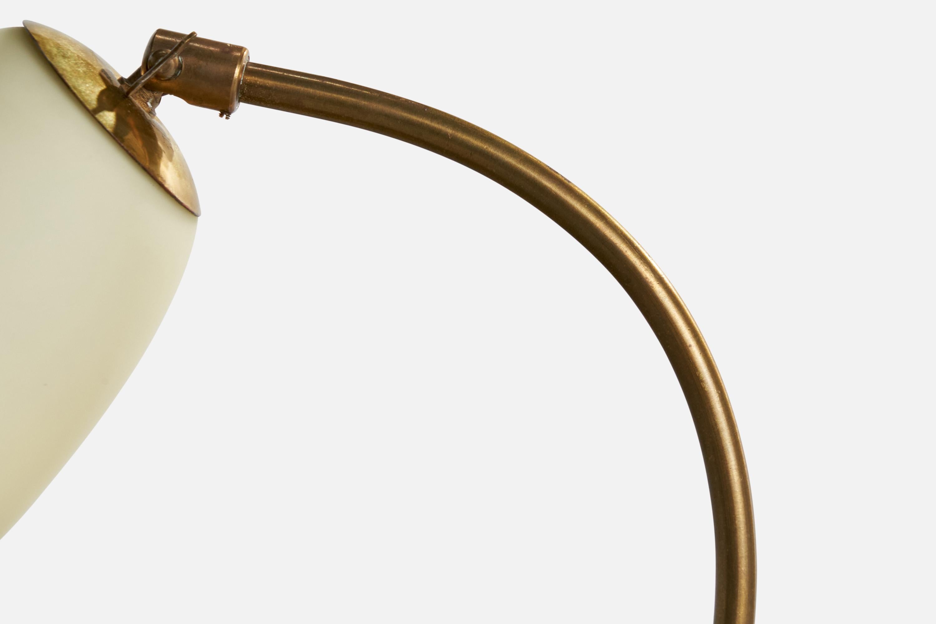 Laiton Designer suédois, lampe de bureau, laiton, verre, Suède, années 1940 en vente