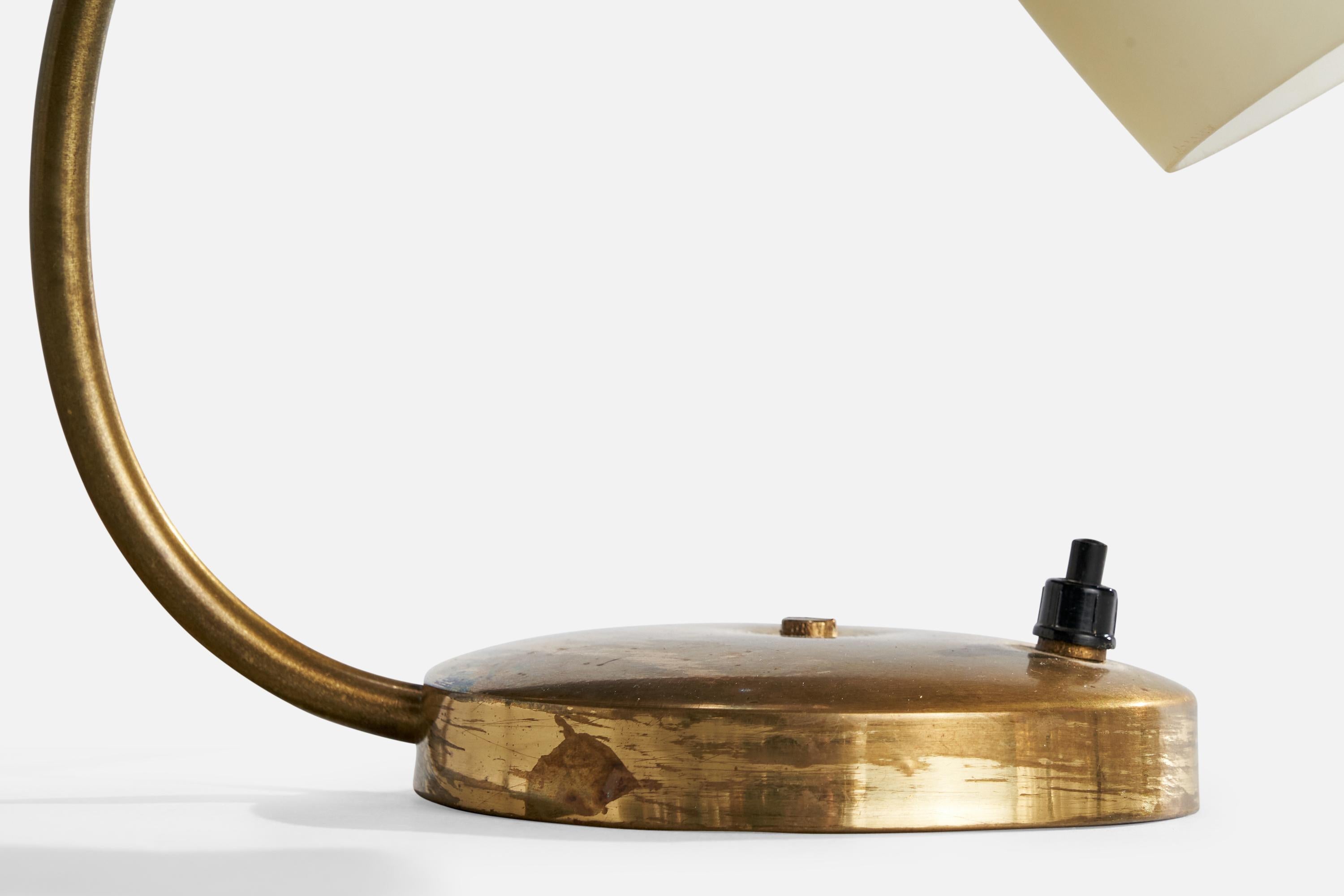 Designer suédois, lampe de bureau, laiton, verre, Suède, années 1940 en vente 2
