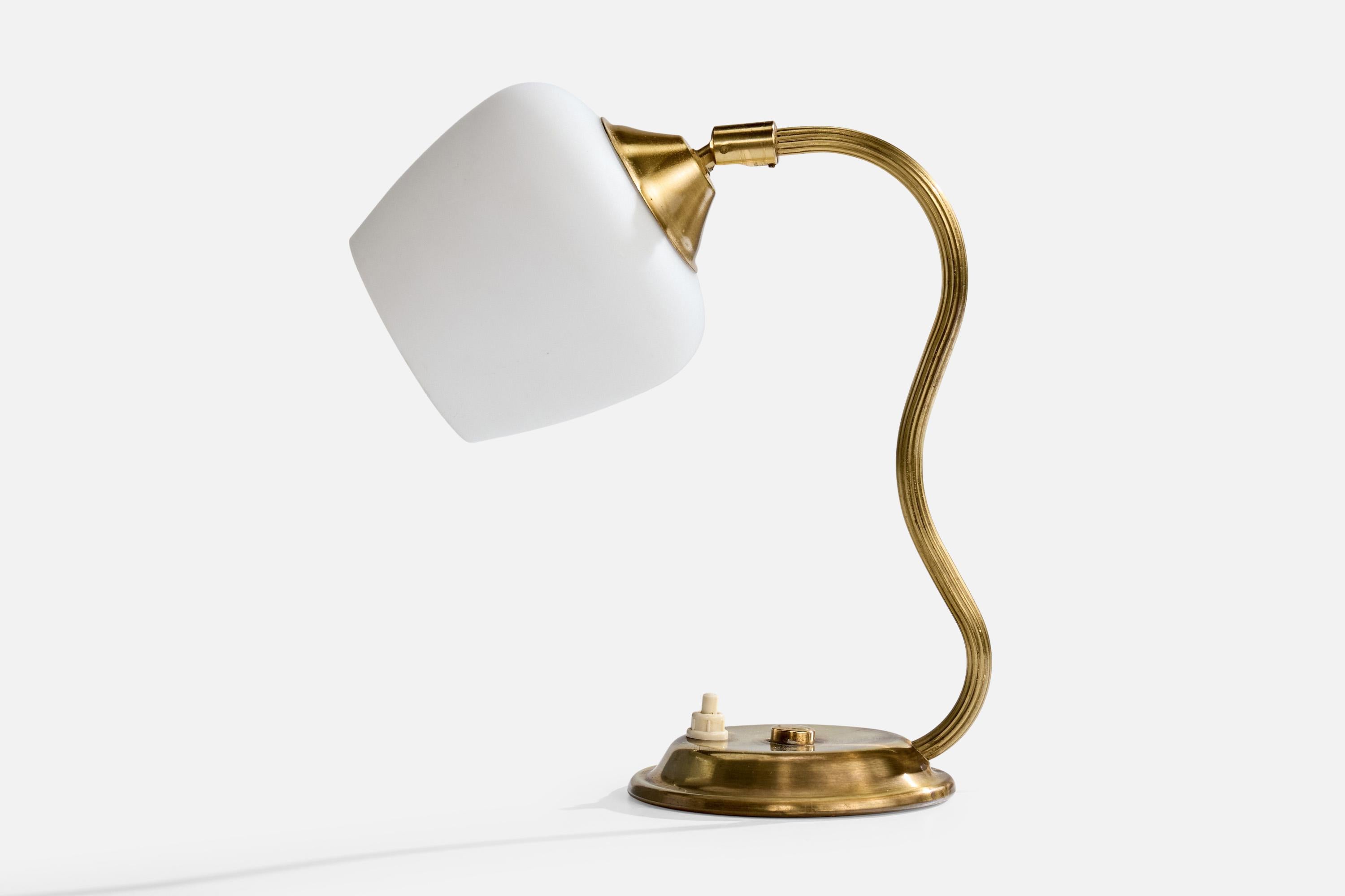 Lampe de table réglable en laiton et verre opalin blanc, conçue et produite en Suède, C.C. 1950.

Présence d'oxydation sur le laiton

Légère décoloration de l'abat-jour en verre

Usure correspondant à l'âge et à l'usage.

L'abat-jour est réglable ;