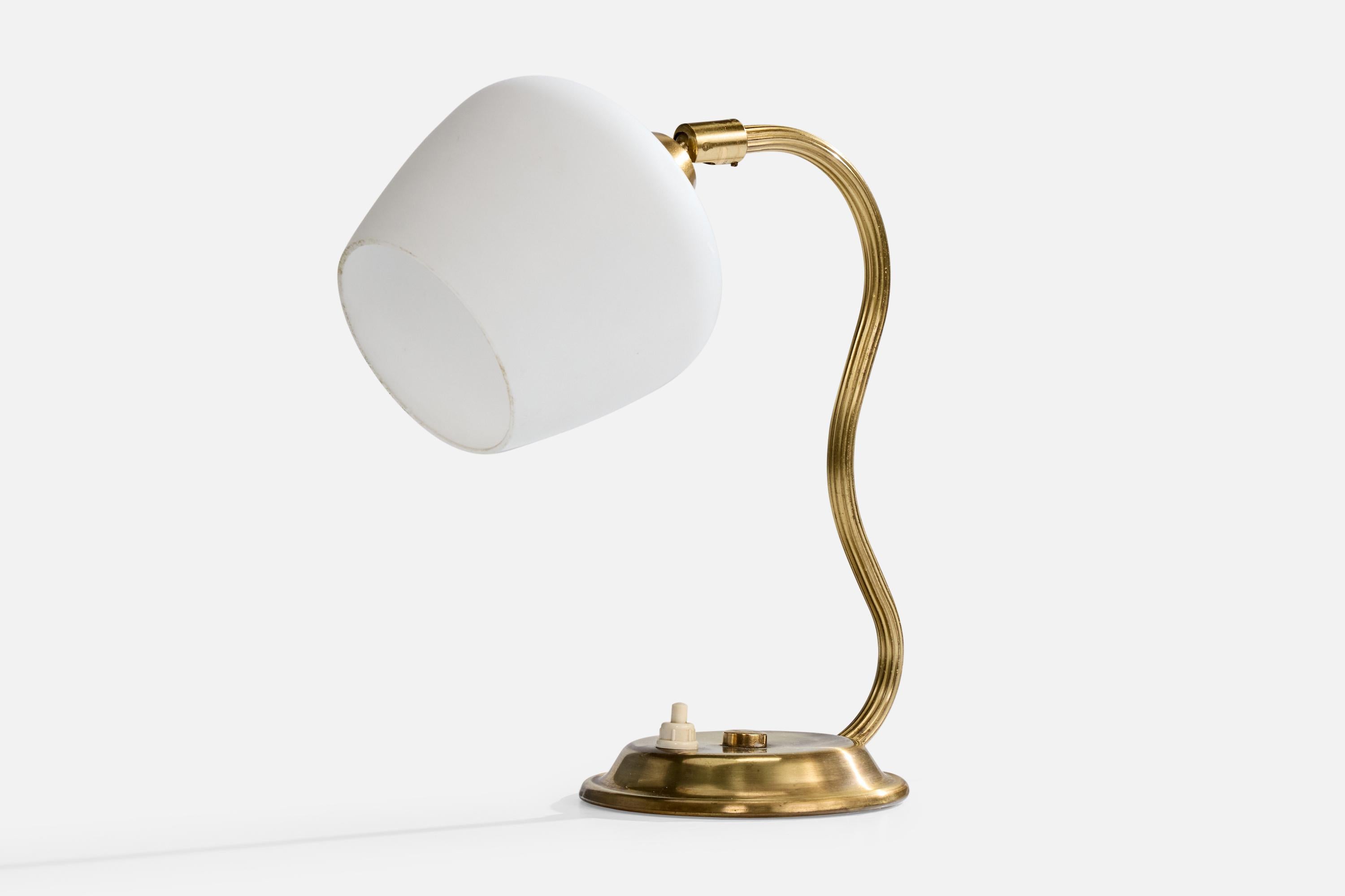Scandinave moderne Designer suédois, lampe de bureau, laiton, verre, Suède, années 1950 en vente
