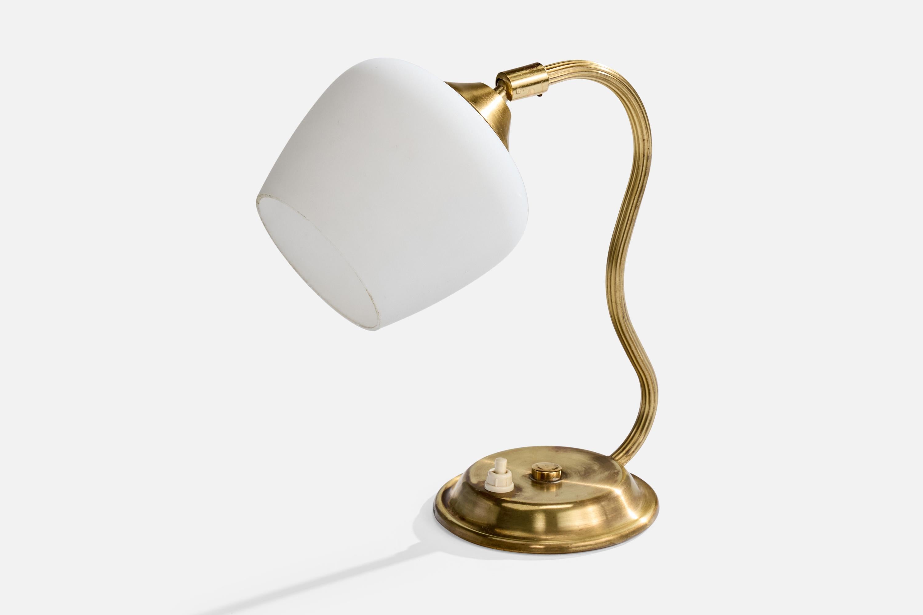 Suédois Designer suédois, lampe de bureau, laiton, verre, Suède, années 1950 en vente