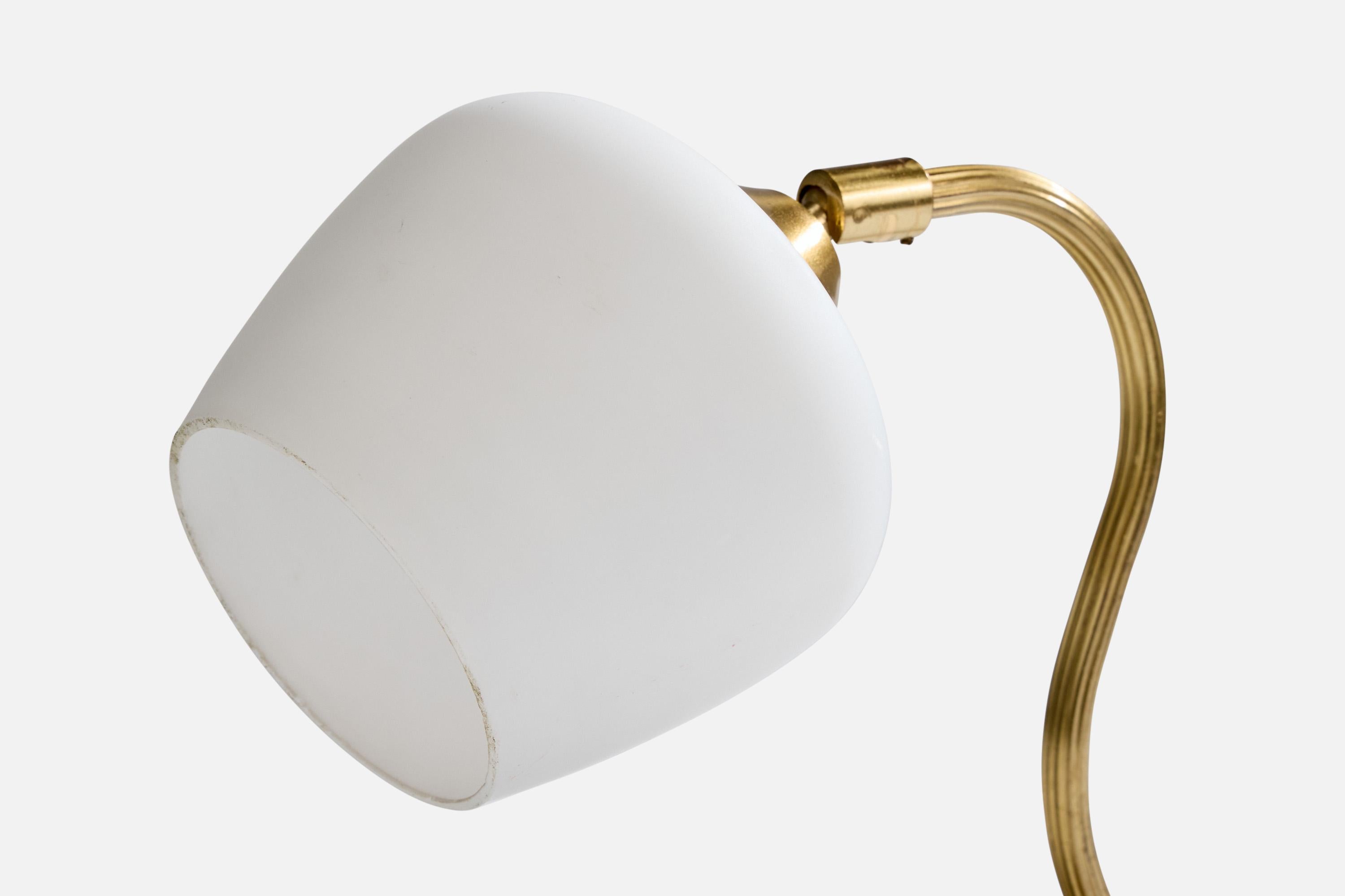 Designer suédois, lampe de bureau, laiton, verre, Suède, années 1950 Bon état - En vente à High Point, NC