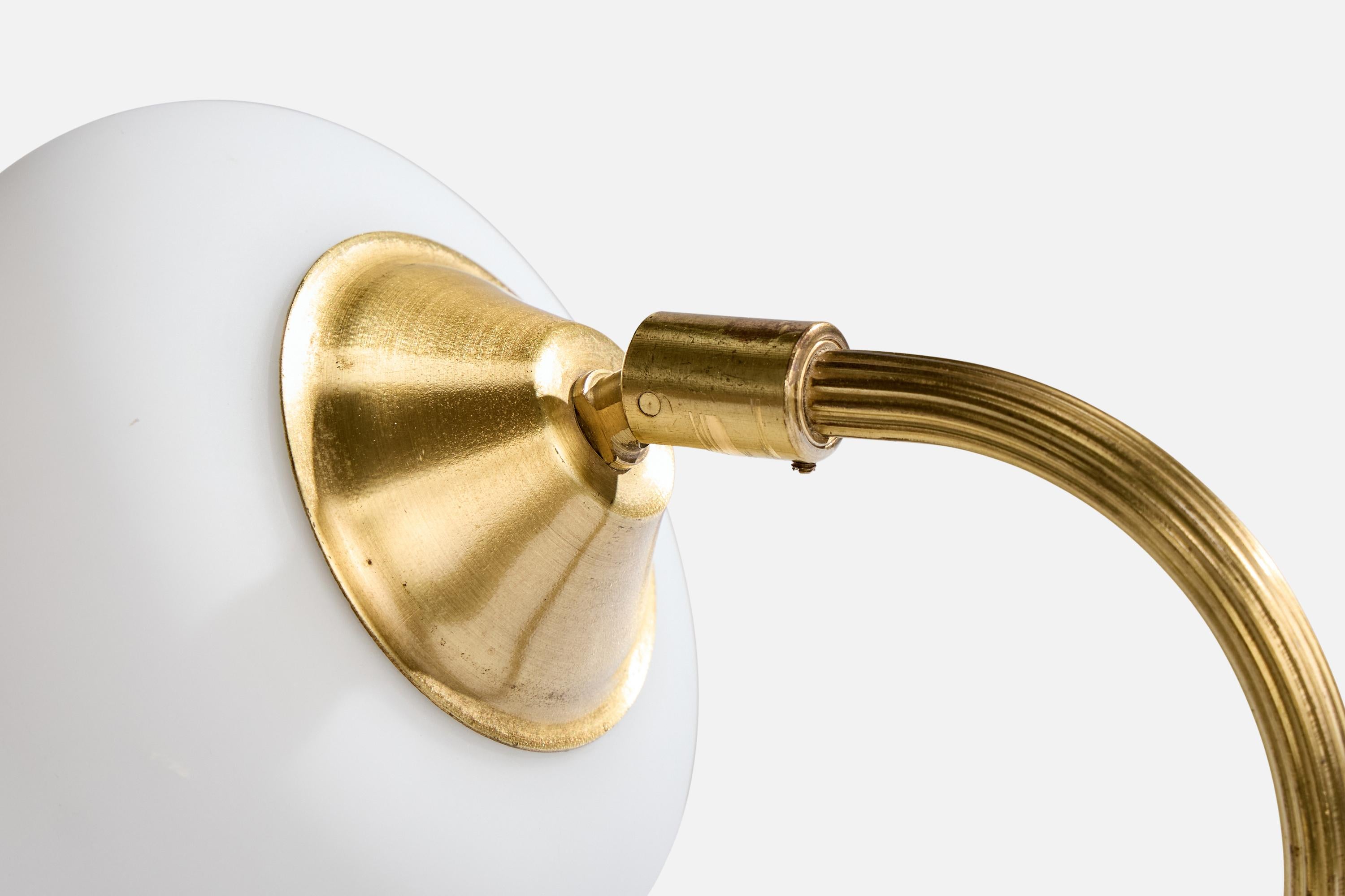 Milieu du XXe siècle Designer suédois, lampe de bureau, laiton, verre, Suède, années 1950 en vente