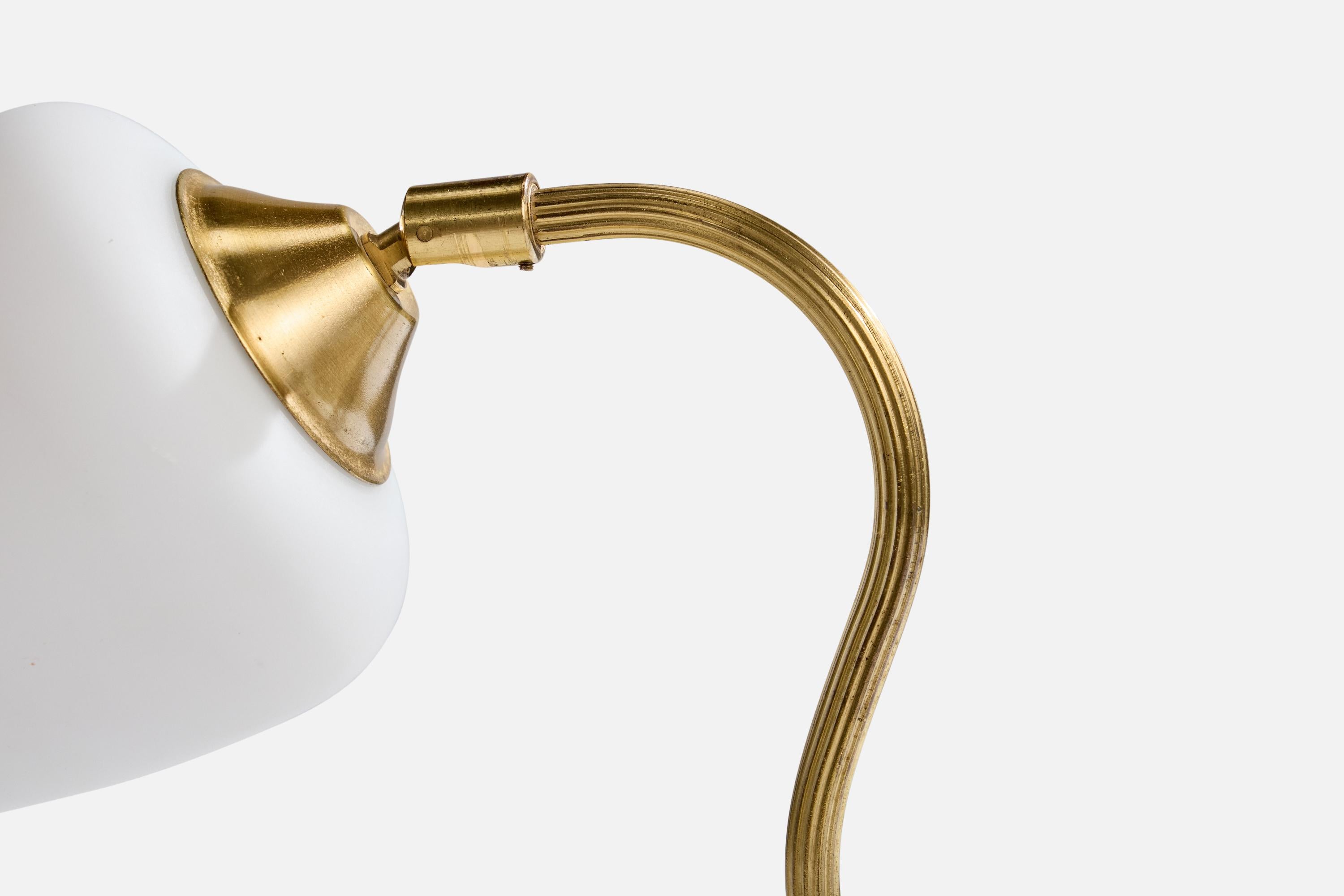 Laiton Designer suédois, lampe de bureau, laiton, verre, Suède, années 1950 en vente
