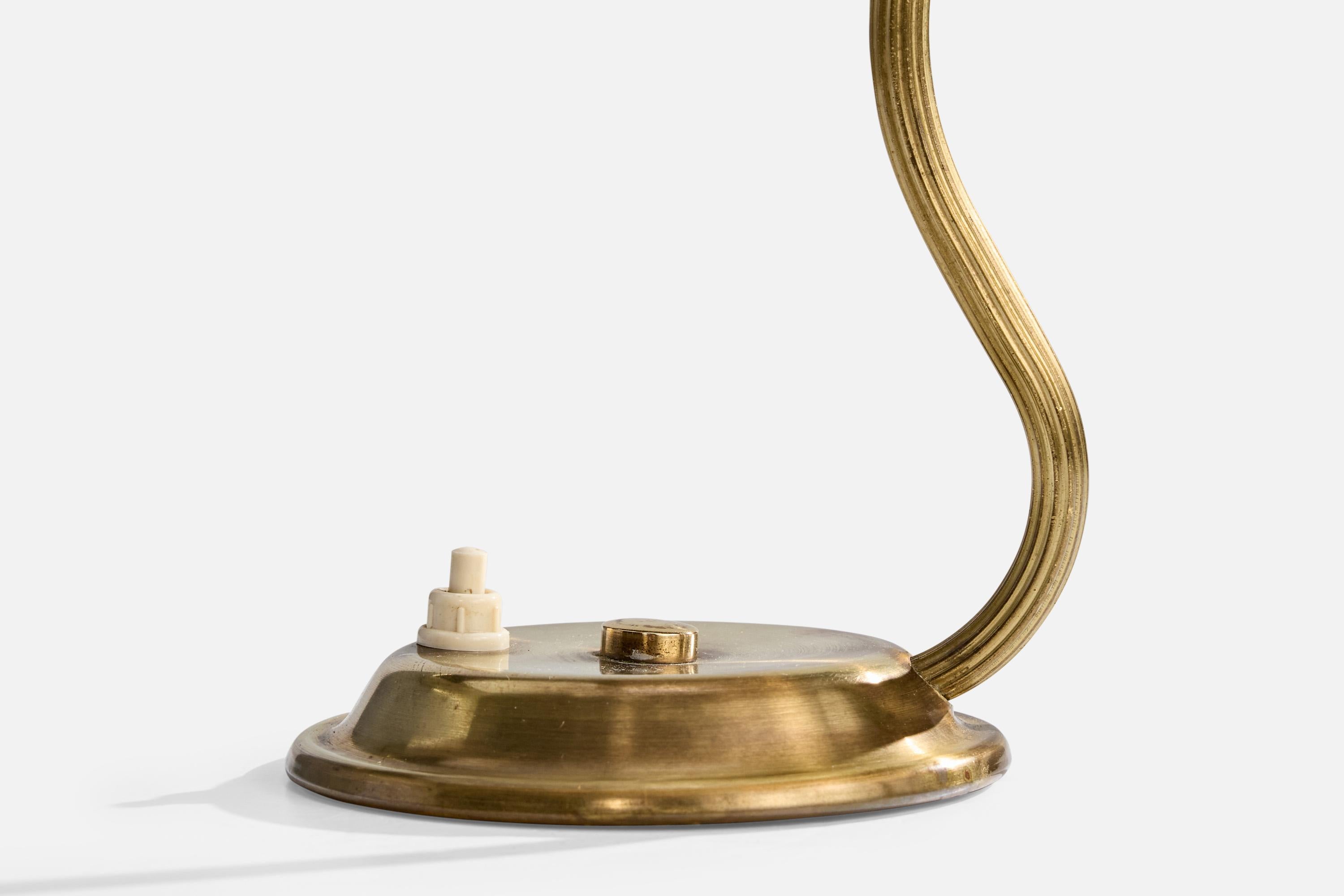 Designer suédois, lampe de bureau, laiton, verre, Suède, années 1950 en vente 2