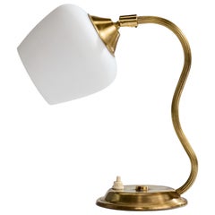 Designer suédois, lampe de bureau, laiton, verre, Suède, années 1950