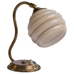 Diseñador sueco, lámpara de mesa, latón, cristal, Suecia, años 1950