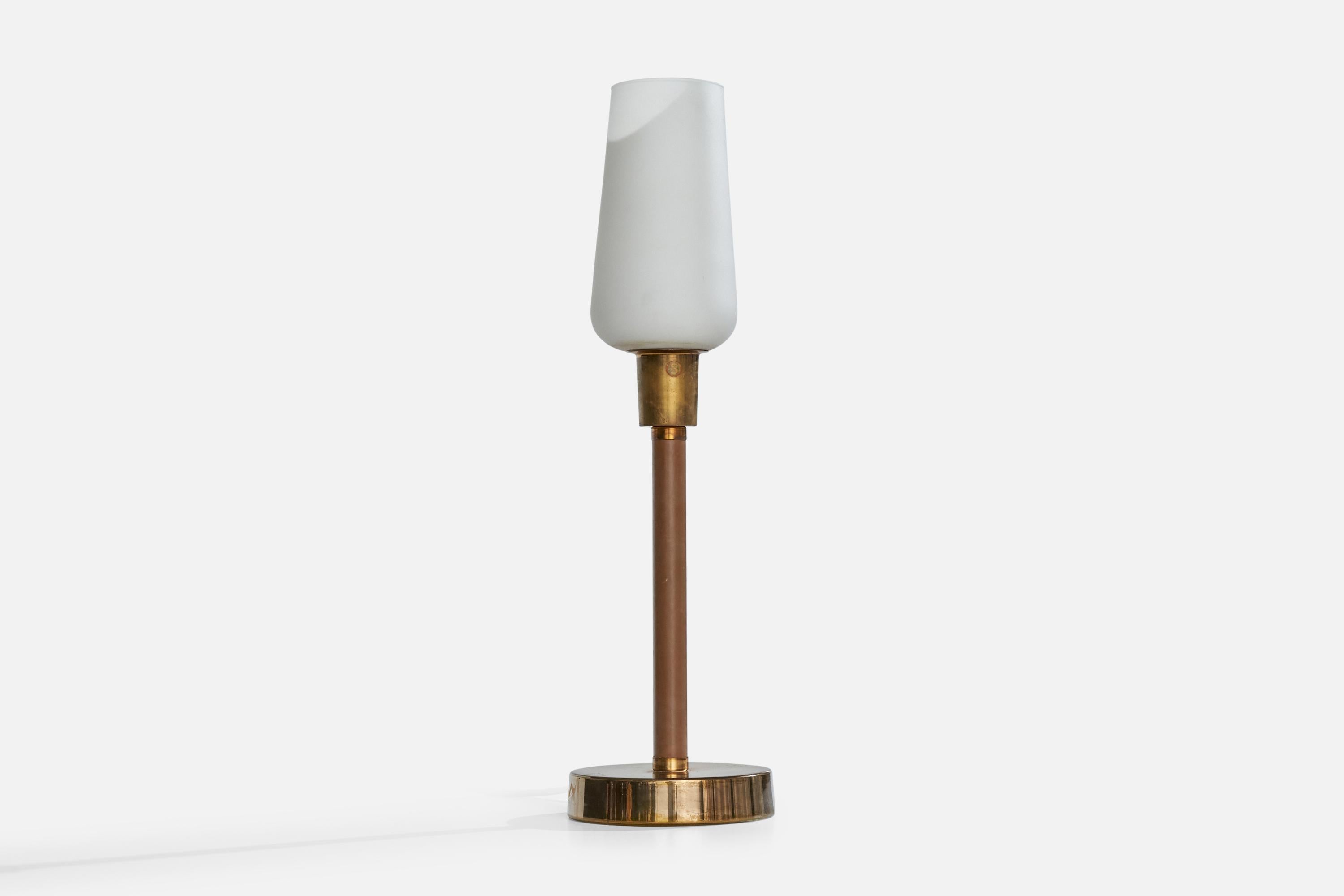Lampe de table en laiton, cuir teint en brun et verre opalin blanc, conçue et produite en Suède, vers les années 1940.

Dimensions de la lampe avec abat-jour (pouces) : 22.375