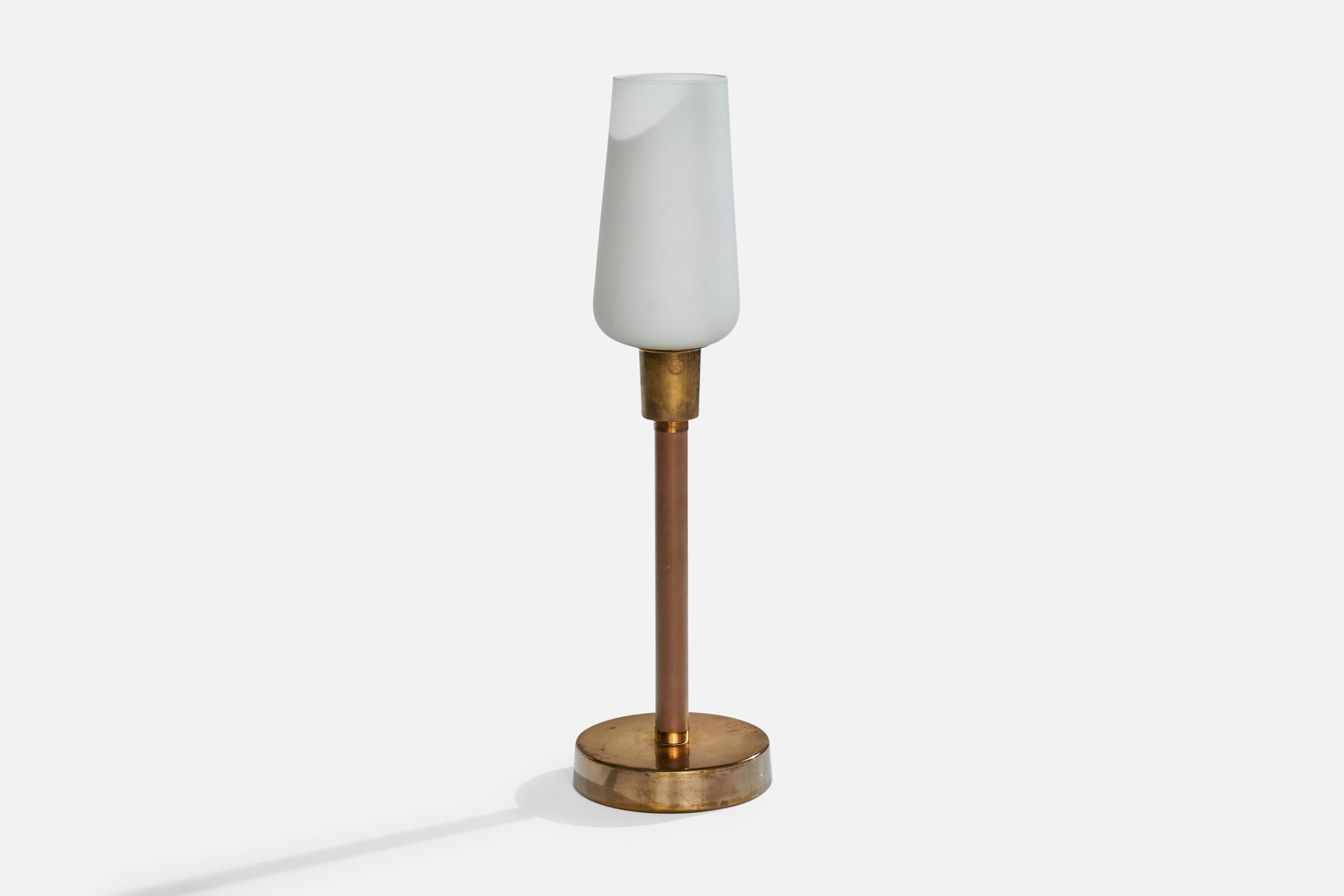 Scandinave moderne Designer suédois, lampe de bureau, laiton, cuir, verre, Suède, années 1940 en vente