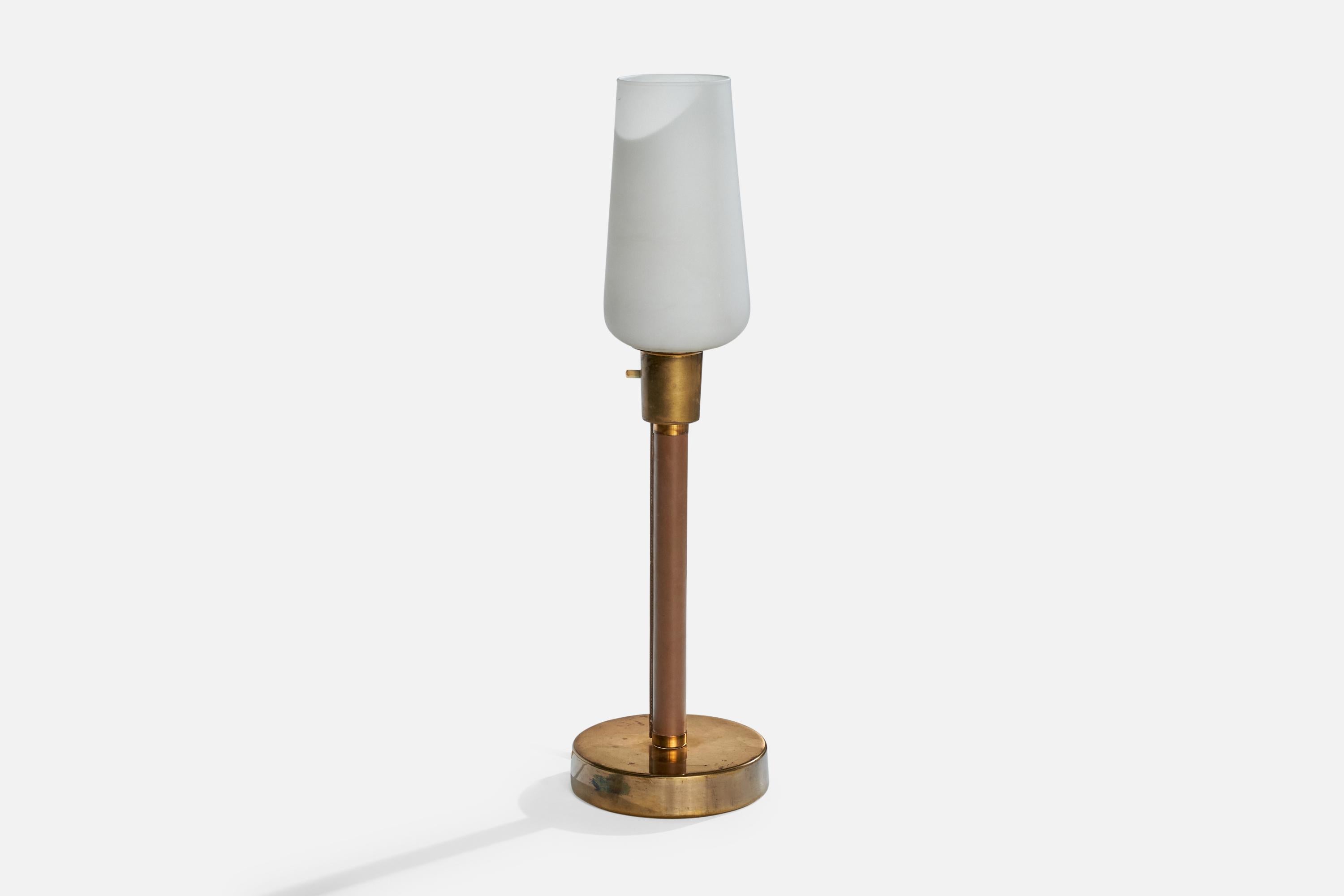 Suédois Designer suédois, lampe de bureau, laiton, cuir, verre, Suède, années 1940 en vente