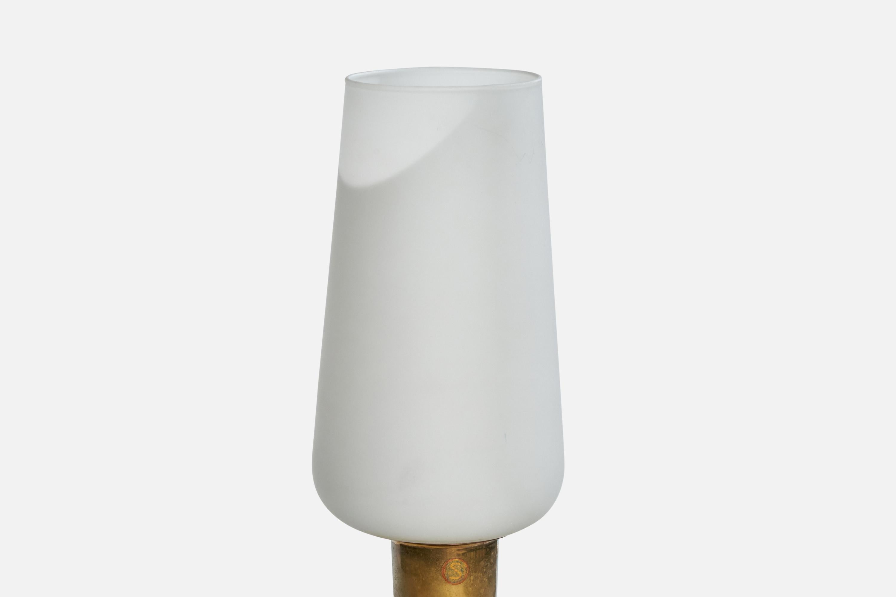 Designer suédois, lampe de bureau, laiton, cuir, verre, Suède, années 1940 Bon état - En vente à High Point, NC