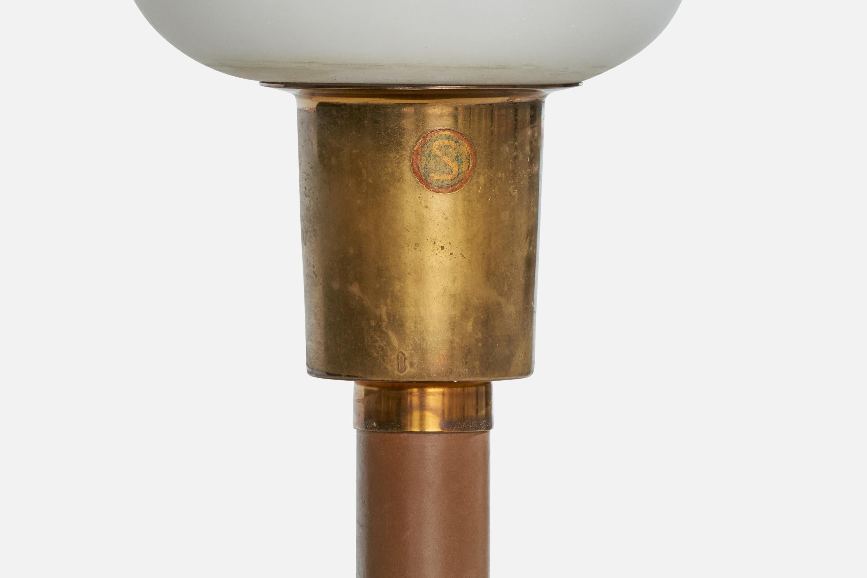 Milieu du XXe siècle Designer suédois, lampe de bureau, laiton, cuir, verre, Suède, années 1940 en vente