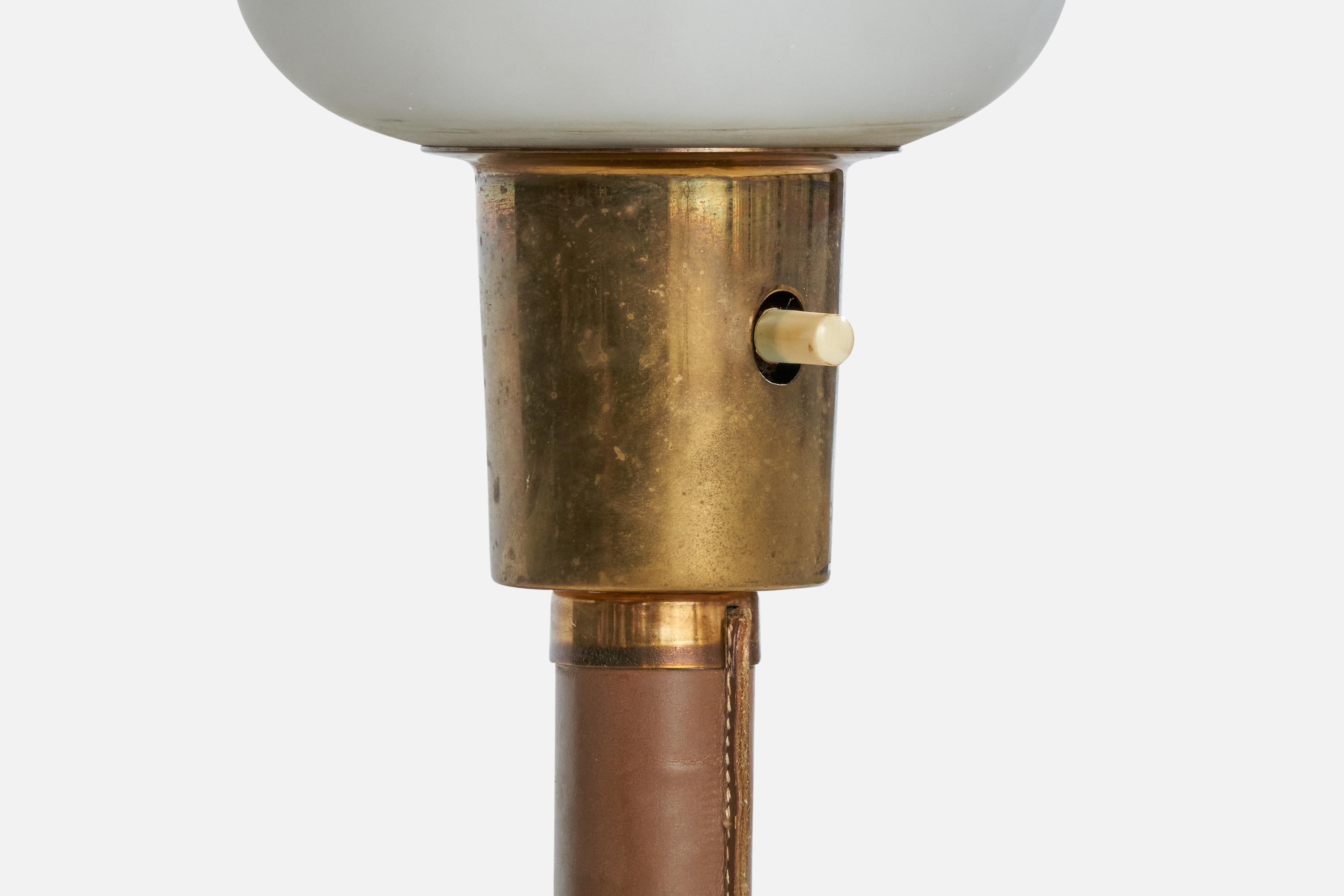 Laiton Designer suédois, lampe de bureau, laiton, cuir, verre, Suède, années 1940 en vente