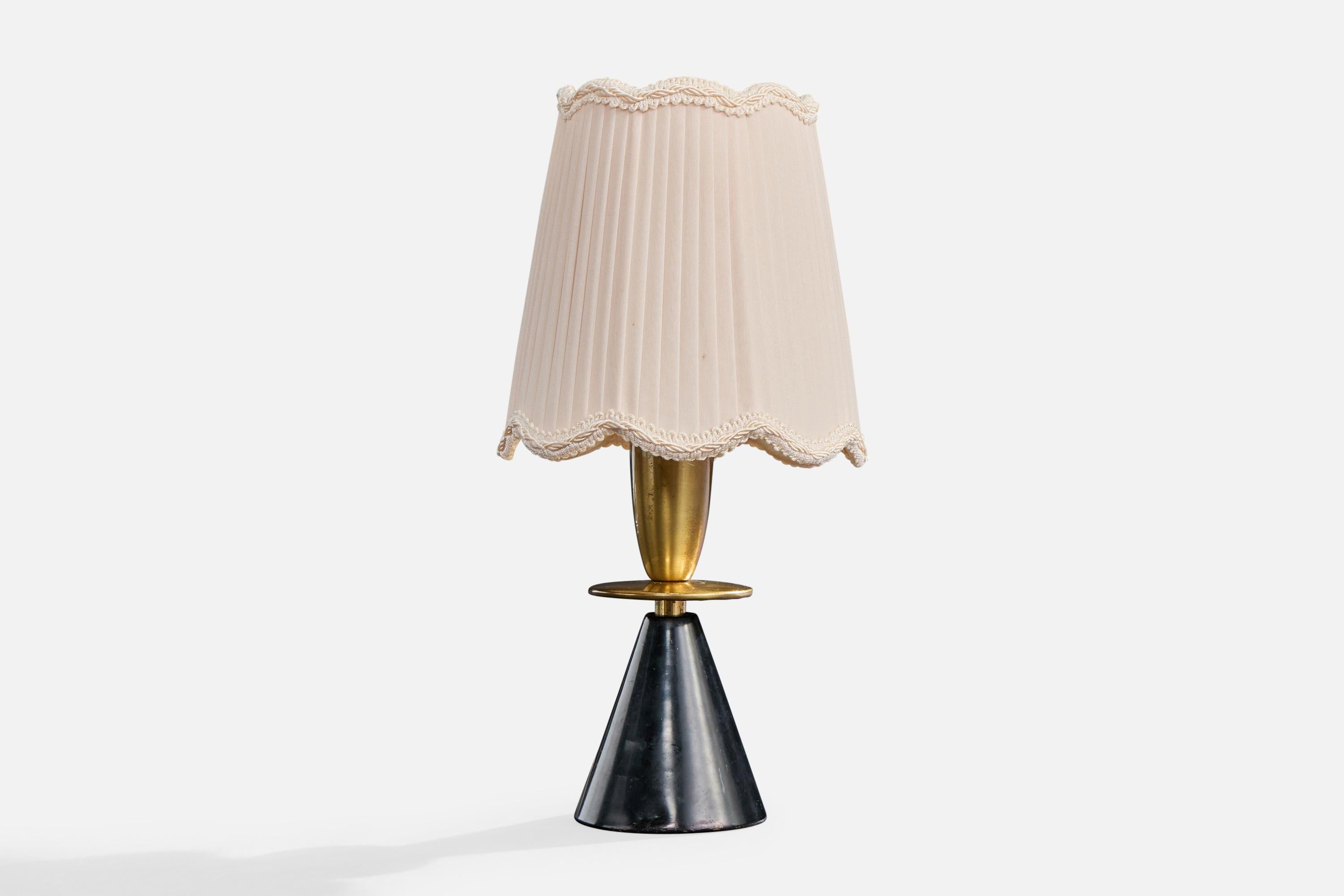 Lampe de table en laiton, métal laqué noir et tissu blanc cassé, conçue et produite en Suède, vers les années 1940.

La base présente une légère perte de couleur sur le métal noir. Le laiton présente une légère oxydation due à l'âge et à