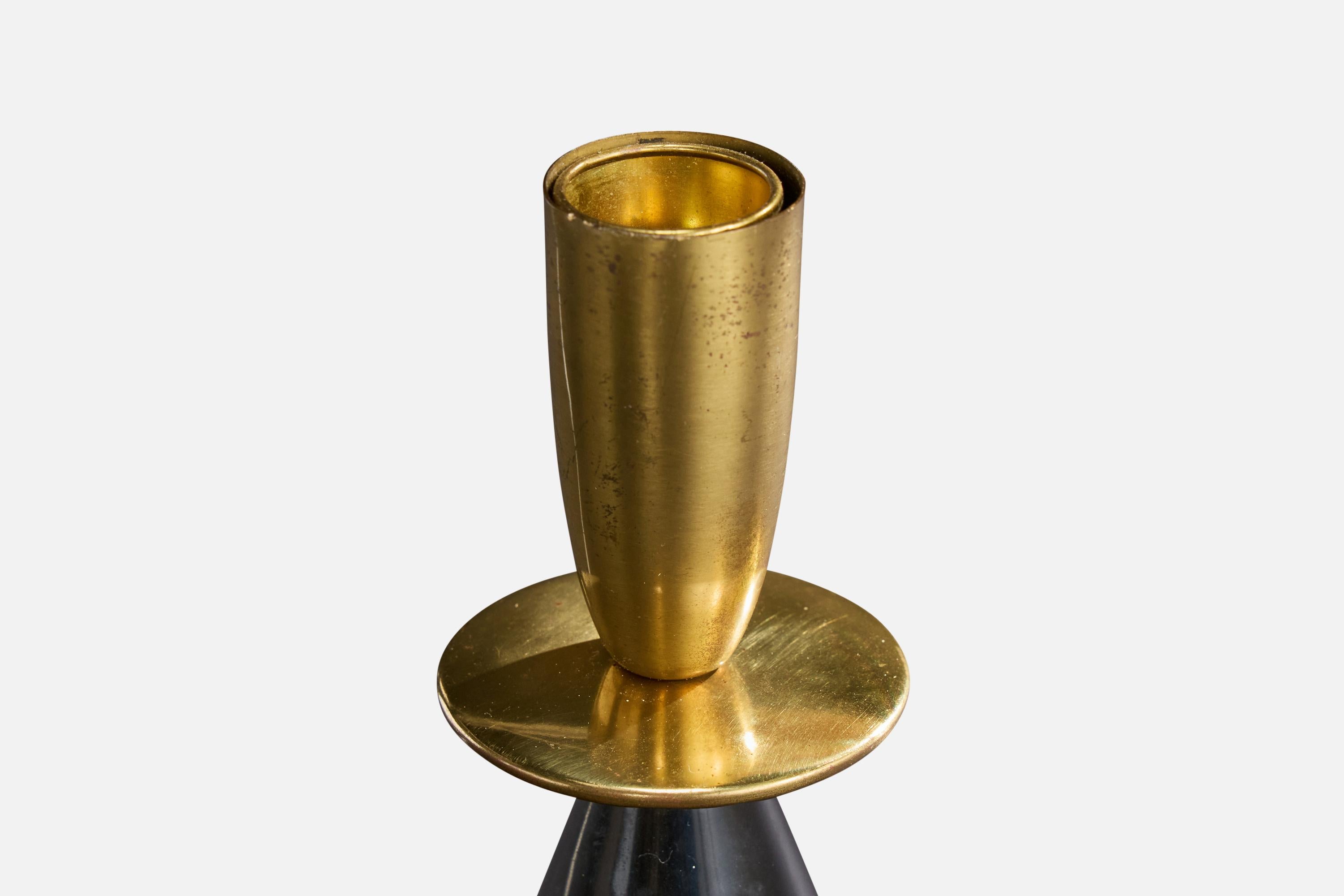 Milieu du XXe siècle Designer suédois, lampe de bureau, laiton, métal, tissu, Suède, années 1940 en vente