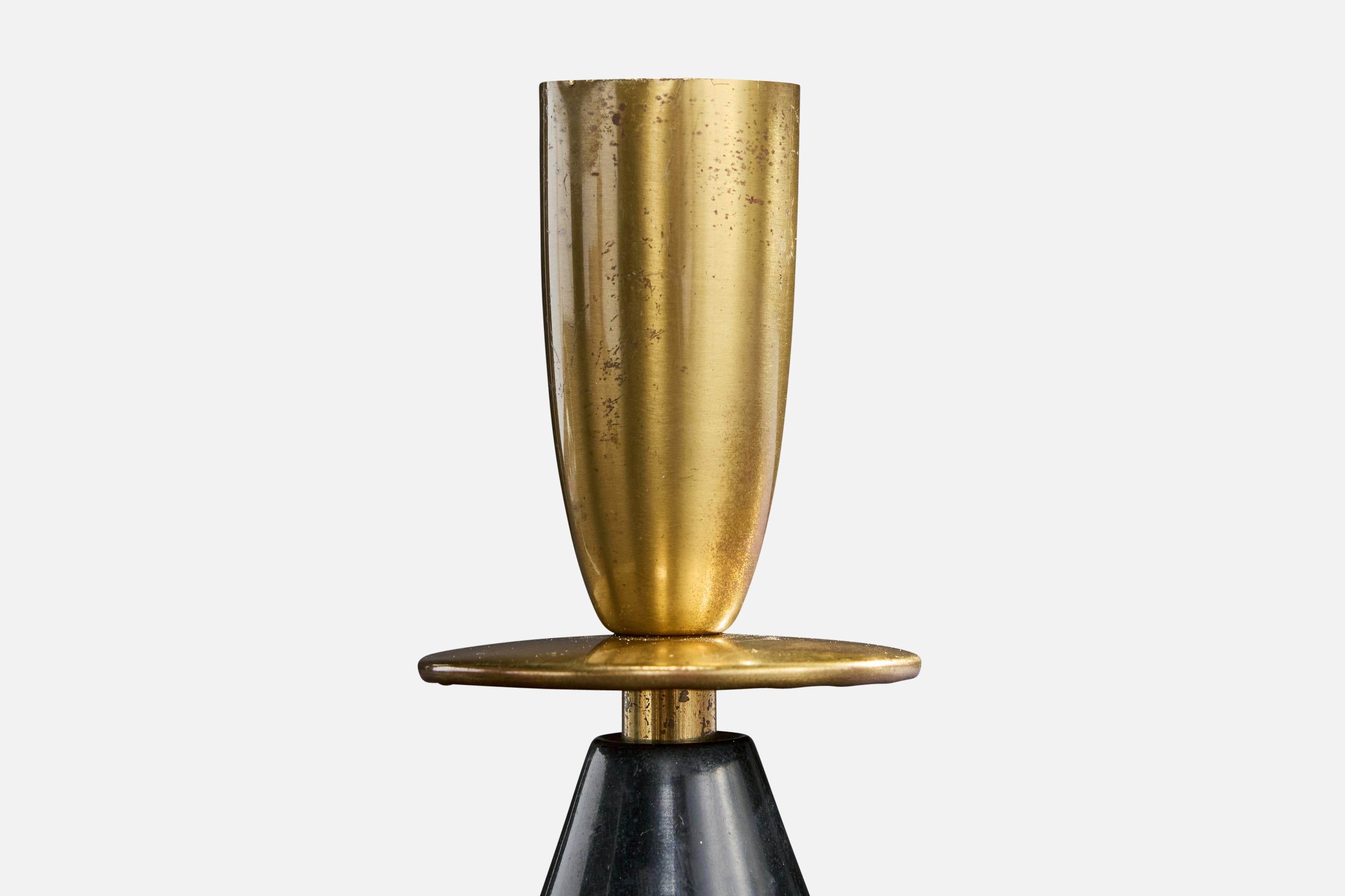 Métal Designer suédois, lampe de bureau, laiton, métal, tissu, Suède, années 1940 en vente