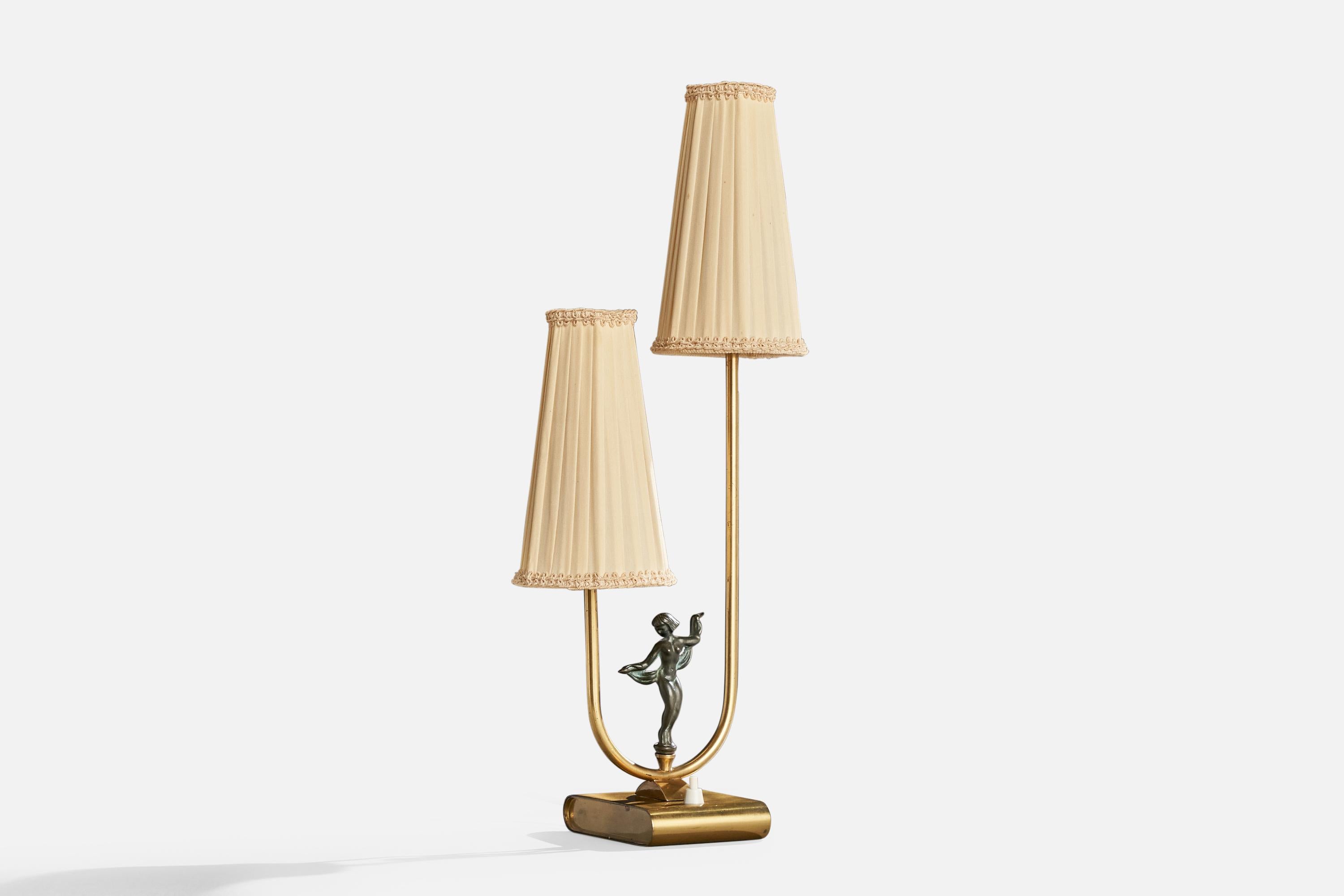 Tischlampe aus Messing, Metall und cremeweißem Stoff, entworfen und hergestellt in Schweden, ca. 1950er Jahre.

Abmessungen der Lampe mit Schirm (Zoll): 22