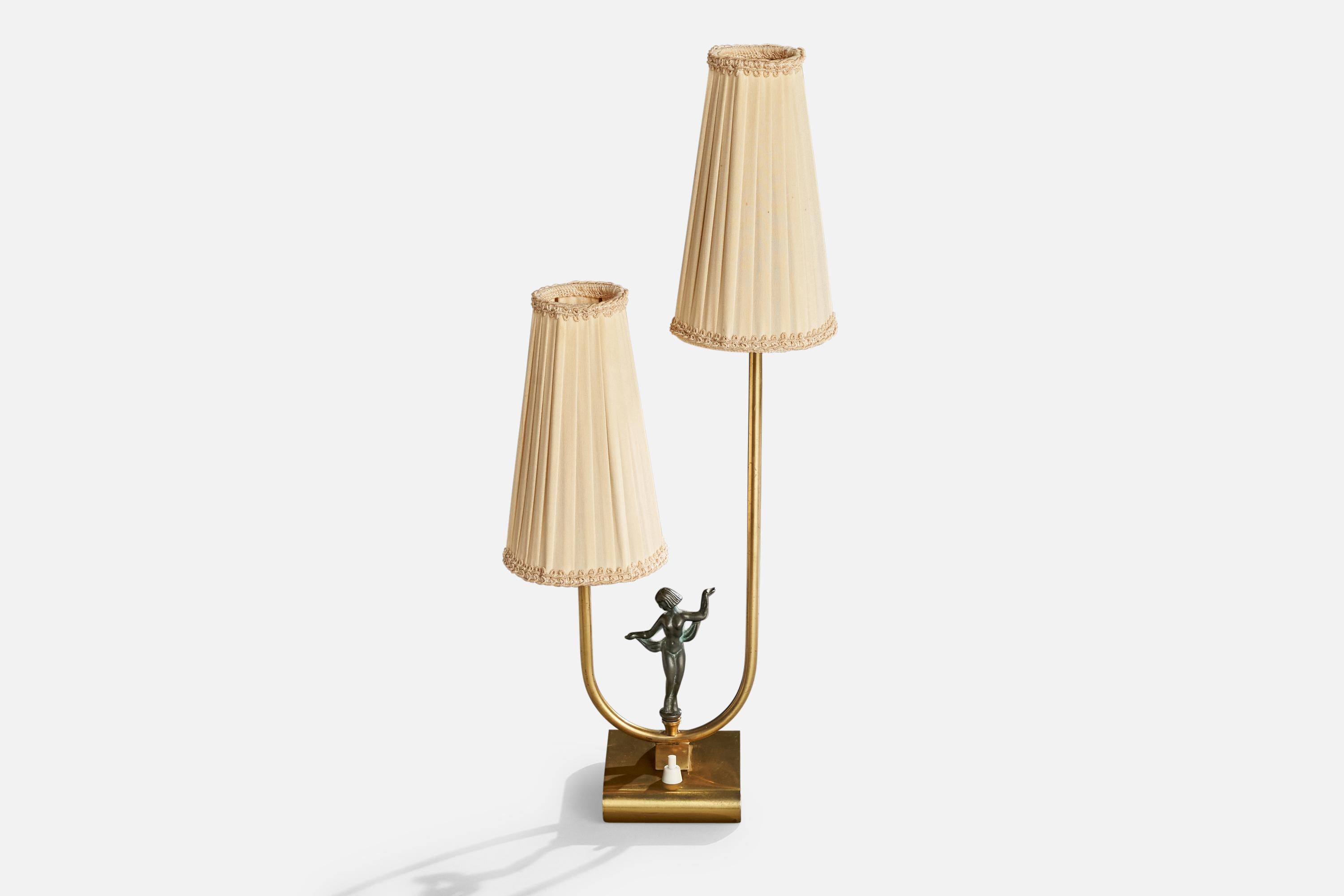 Schwedische Designerin, Tischlampe, Messing, Metall, Stoff, Schweden, 1950er Jahre im Zustand „Gut“ im Angebot in High Point, NC